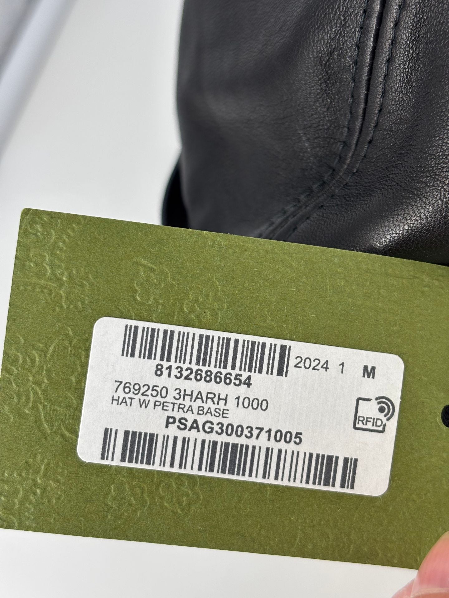 Gucci – Casquette en agneau noir sigle GG doré – T.M-7