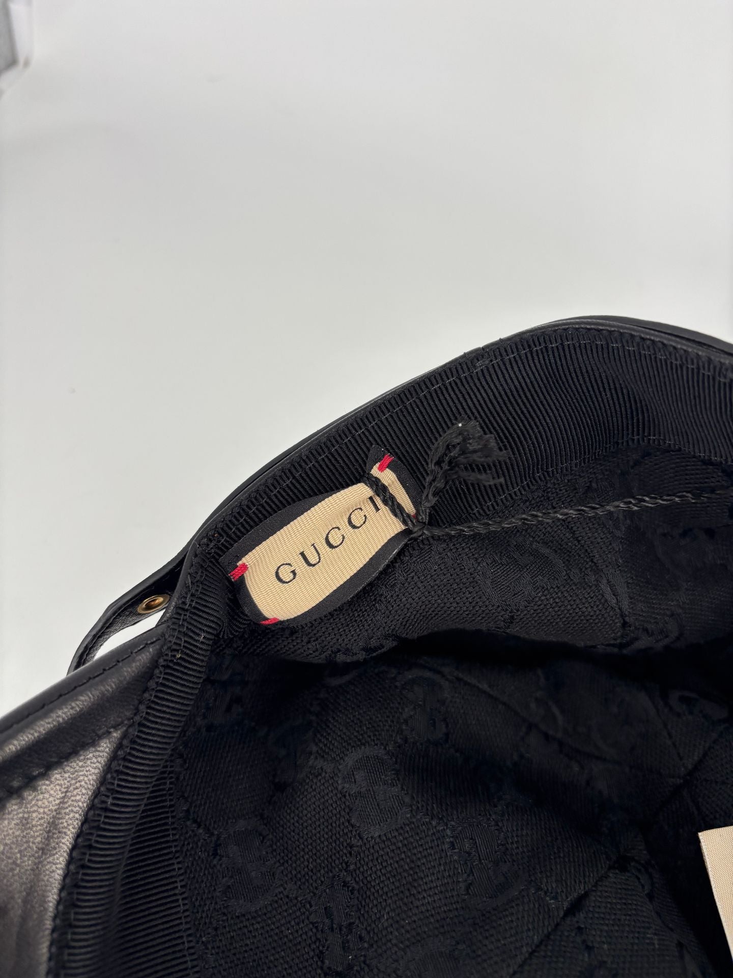 Gucci – Casquette en agneau noir sigle GG doré – T.M-11