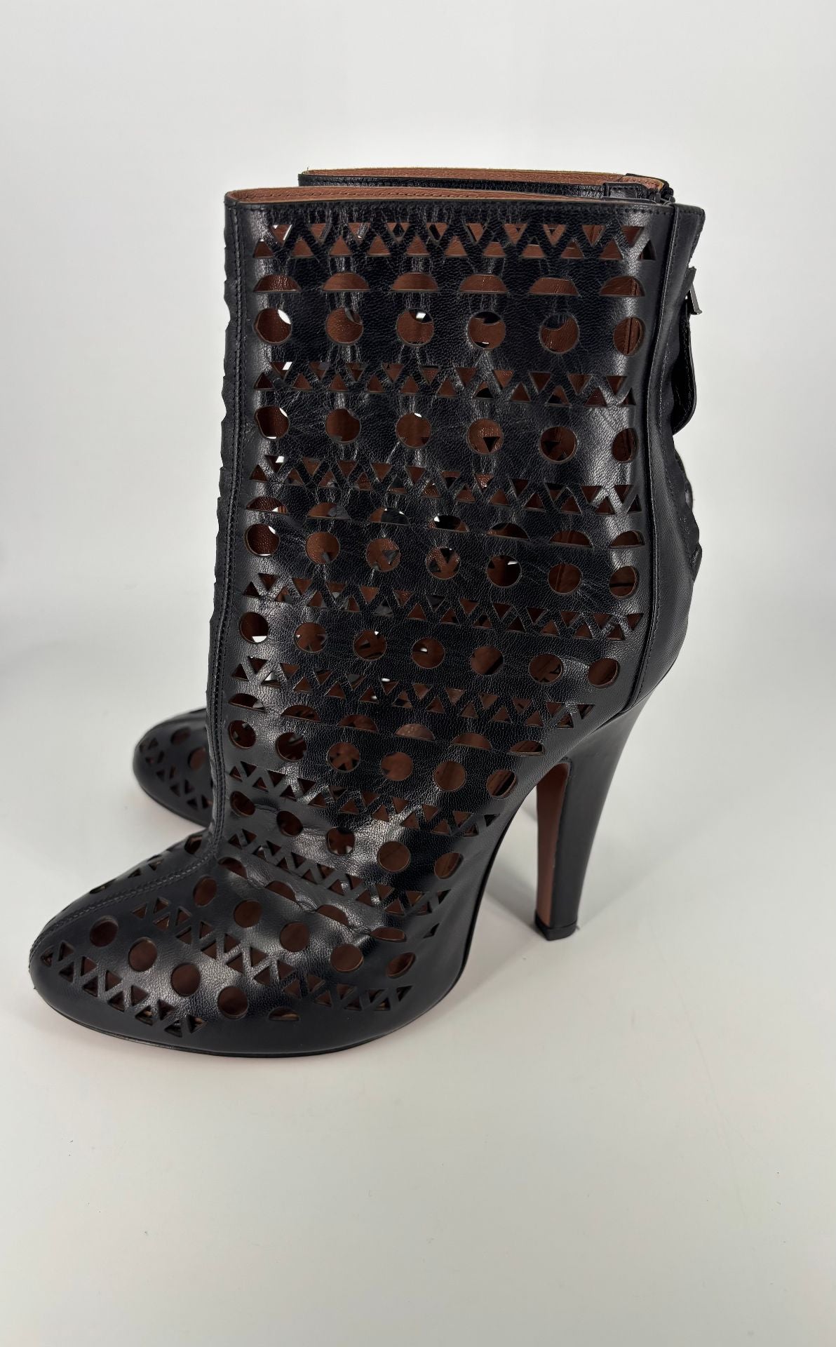 Alaïa – Bottines cuir de veau noir perforé frises géométriques – T.40-11