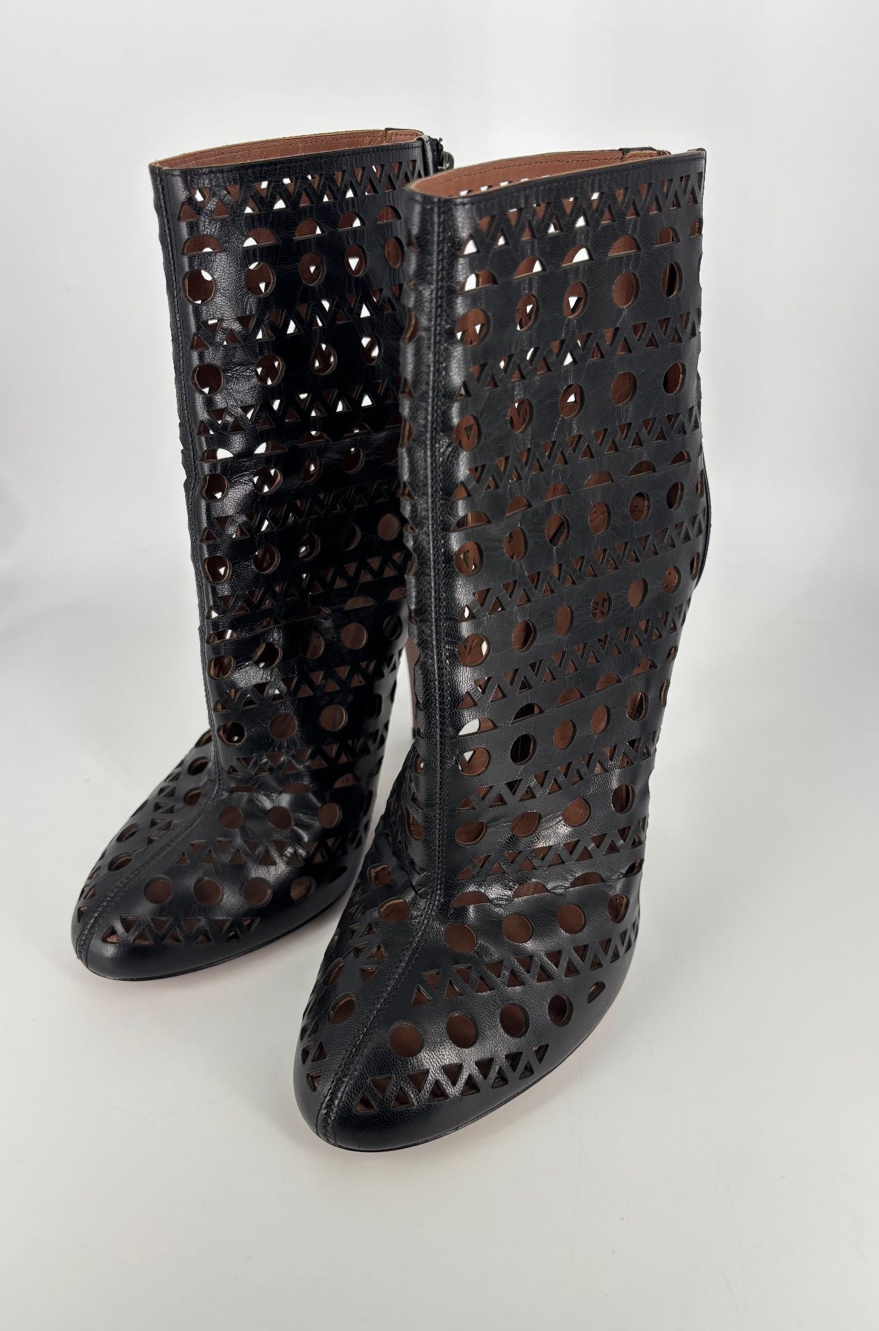 Alaïa – Bottines cuir de veau noir perforé frises géométriques – T.40-3