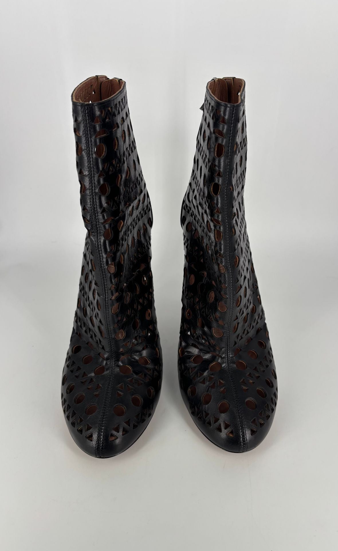 Alaïa – Bottines cuir de veau noir perforé frises géométriques – T.40-4