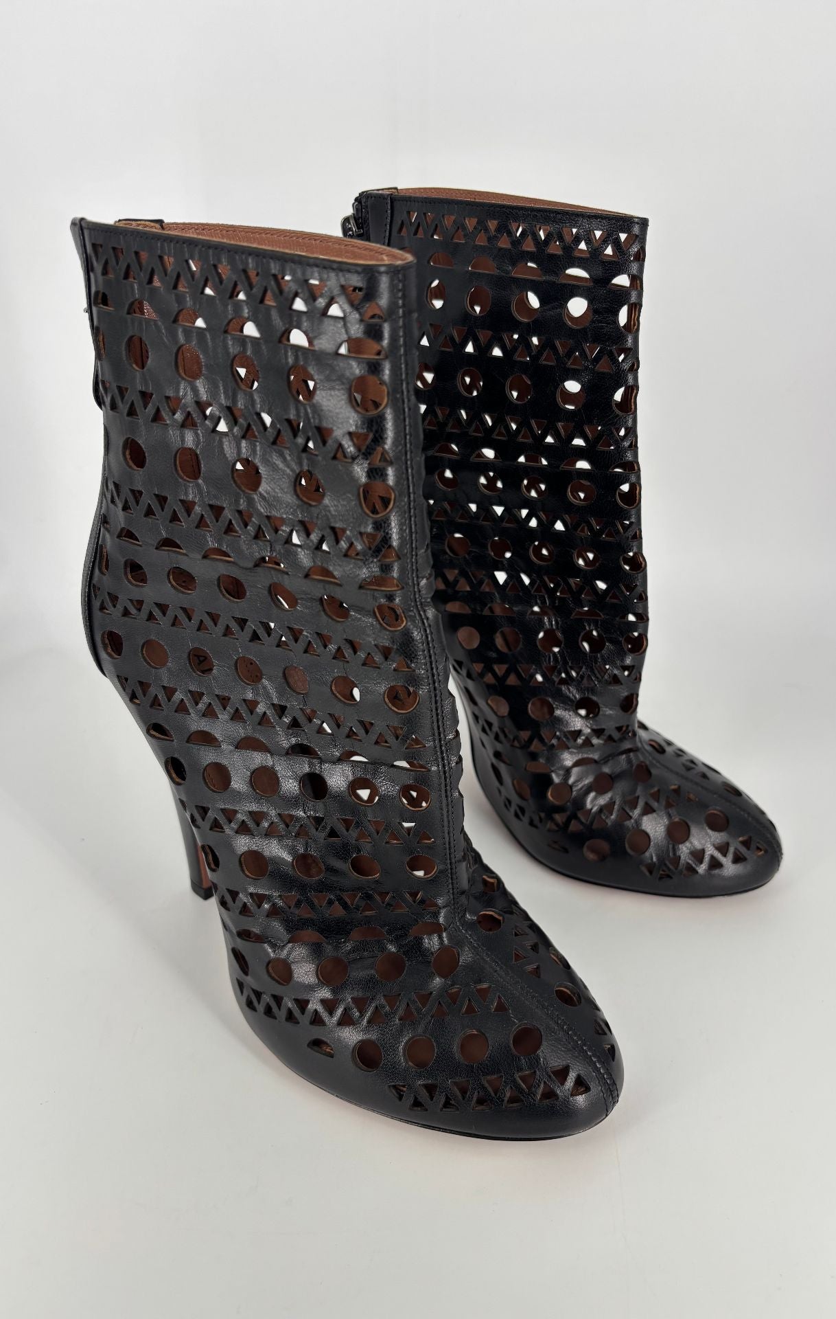 Alaïa – Bottines cuir de veau noir perforé frises géométriques – T.40-5