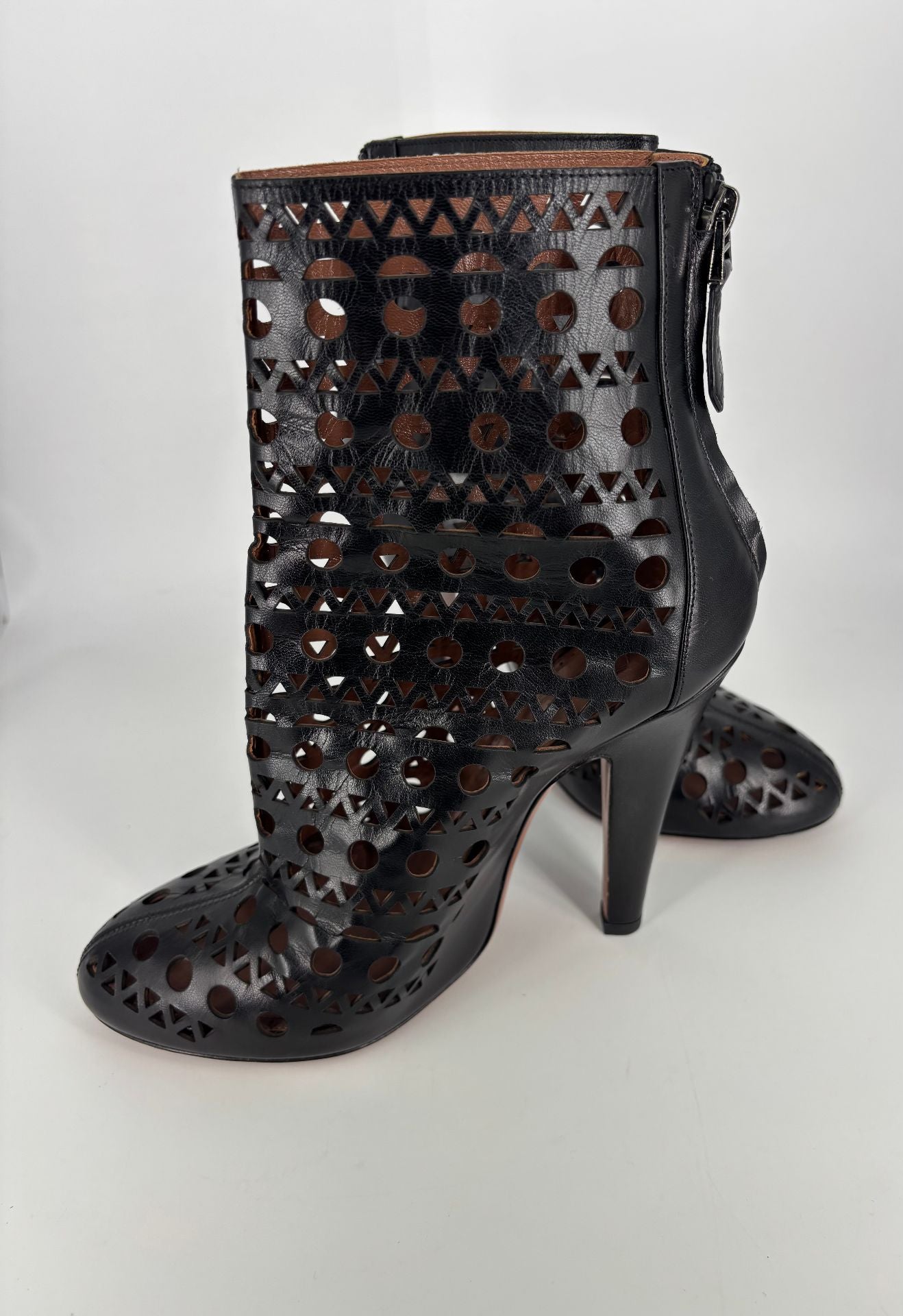 Alaïa – Bottines cuir de veau noir perforé frises géométriques – T.40-6