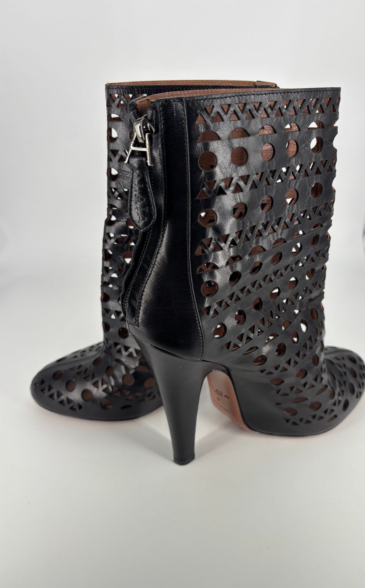 Alaïa – Bottines cuir de veau noir perforé frises géométriques – T.40-7