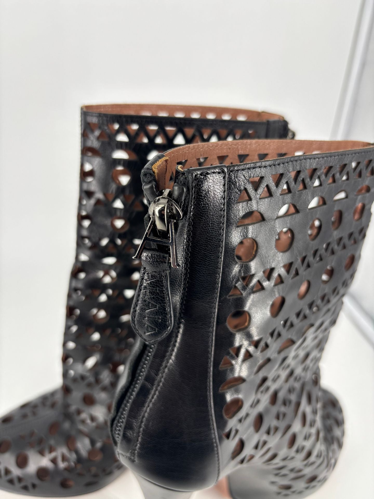 Alaïa – Bottines cuir de veau noir perforé frises géométriques – T.40-8