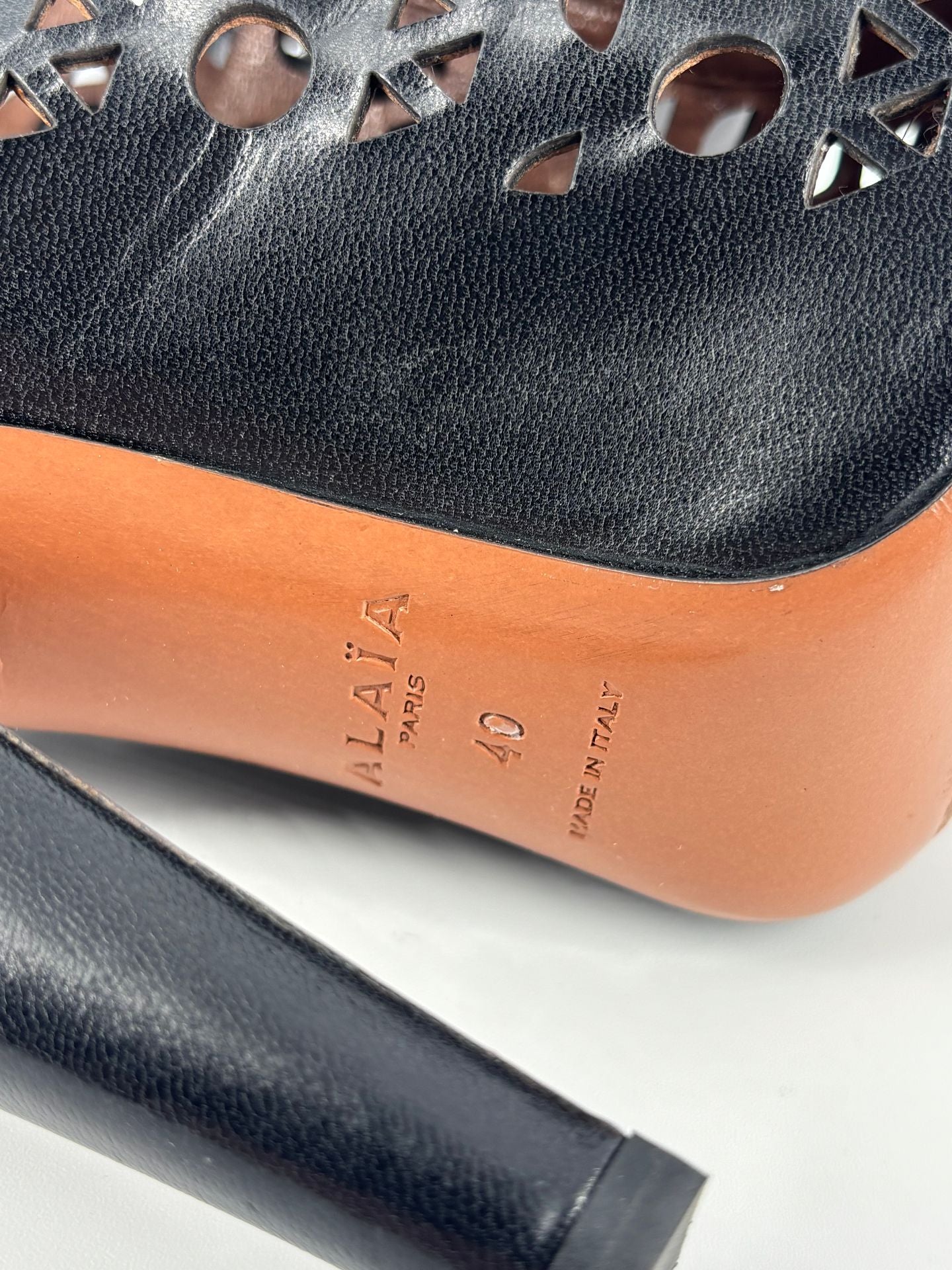 Alaïa – Bottines cuir de veau noir perforé frises géométriques – T.40-12