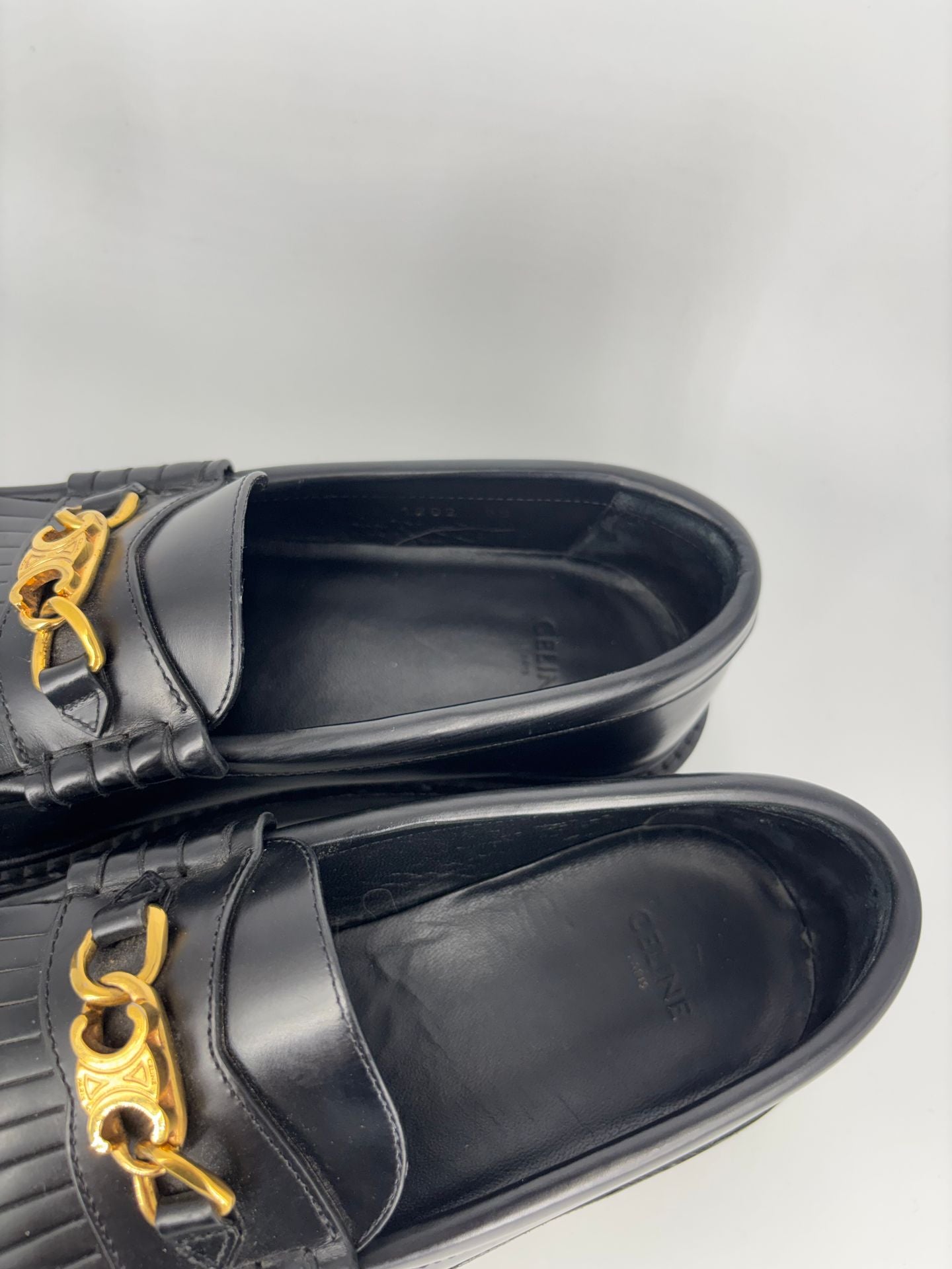 Celine – Mocassins Margaret cuir de taureau noir chaîne Triomphe – P.38-5