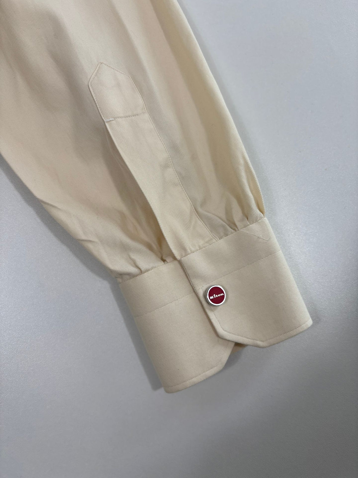 Chemise Kiton sergé de coton crème boutons rouges – Taille XL-8