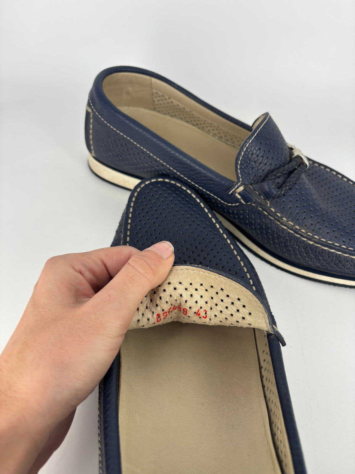 Mocassins bateau Baldinini en cuir perforé bleu marine – Pointure 43-10