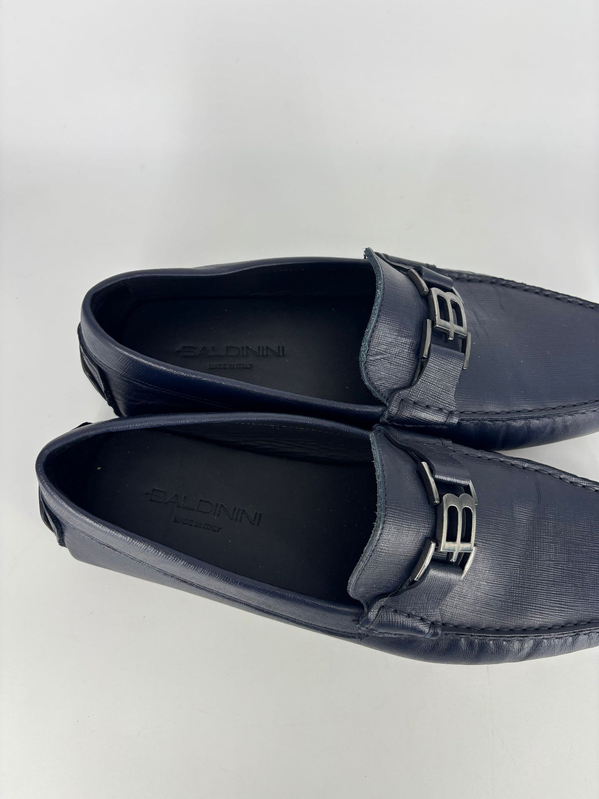Mocassins Baldinini en cuir texturé bleu marine boucle logo B – Pointure 43-9