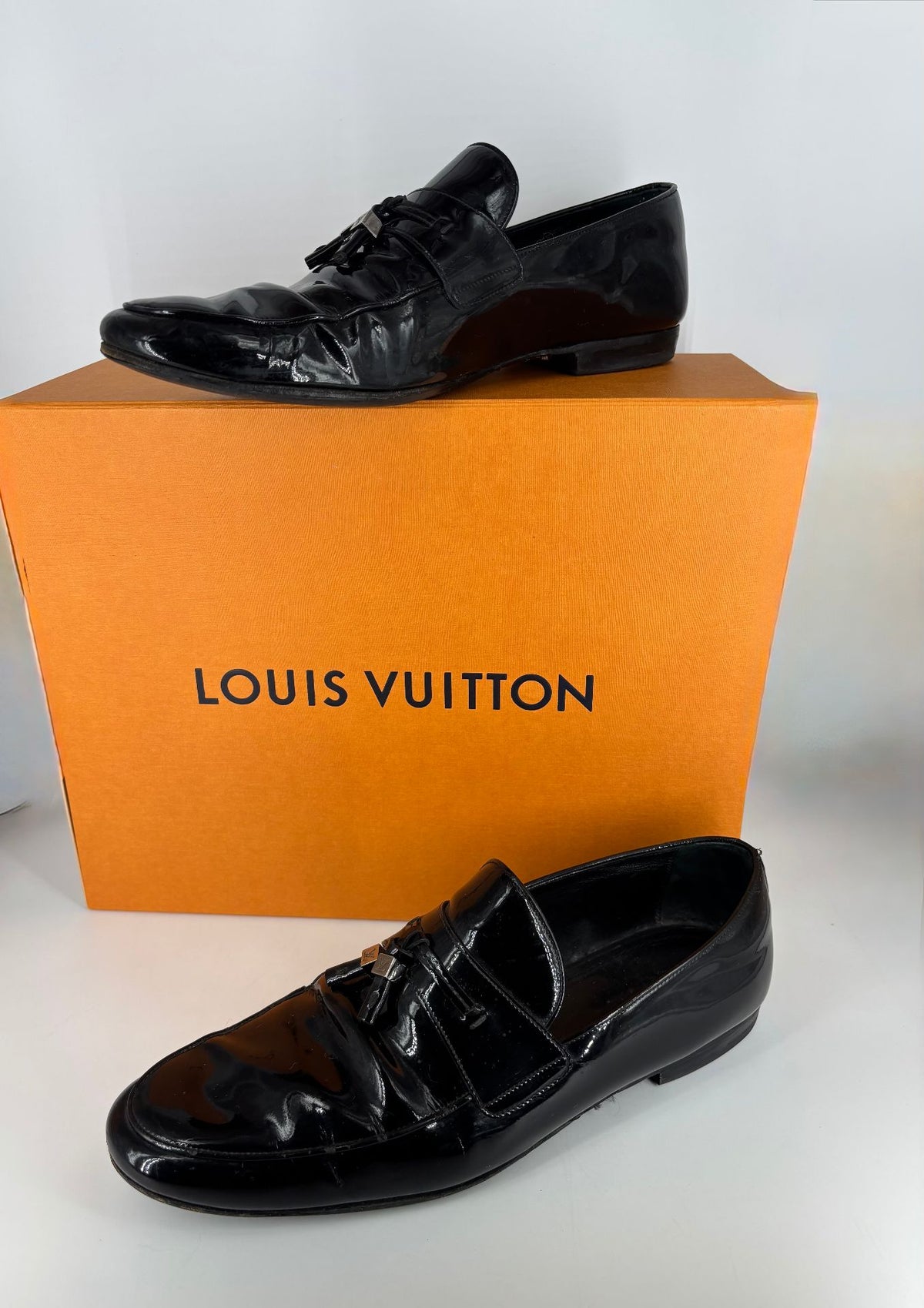 Mocassins Louis Vuitton cuir verni noir à pampilles LV – Pointure 43,5-2