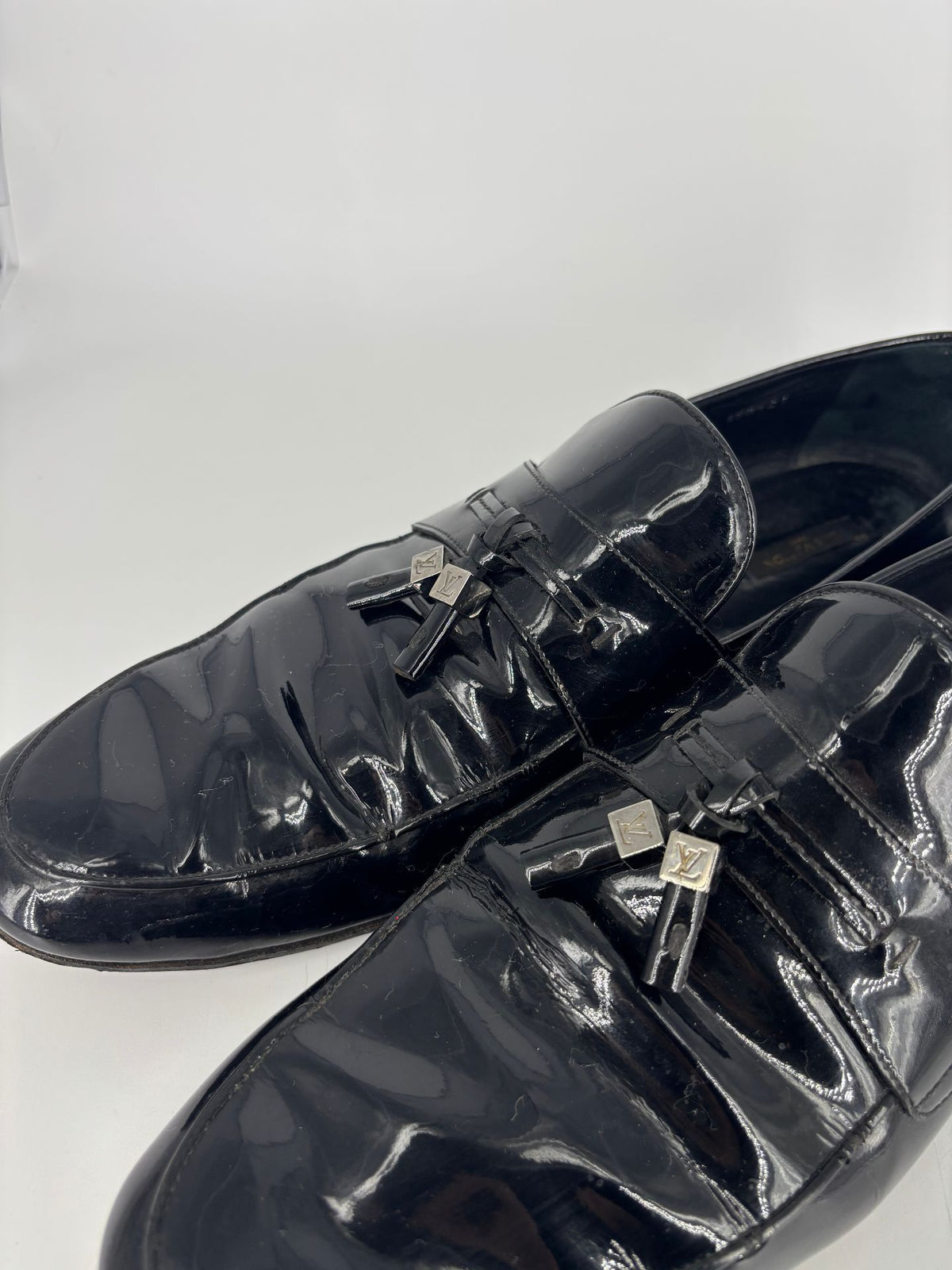 Mocassins Louis Vuitton cuir verni noir à pampilles LV – Pointure 43,5-3