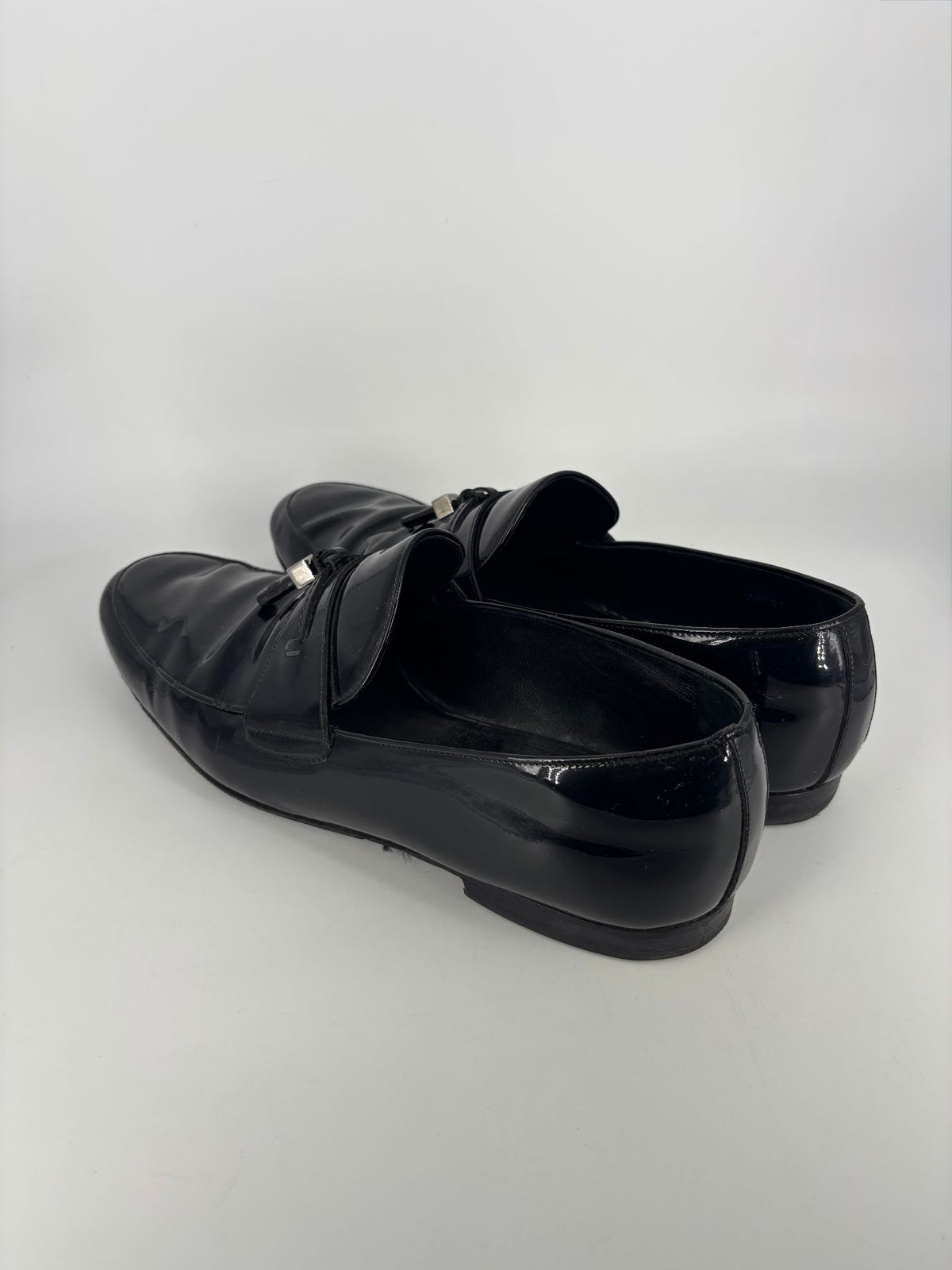 Mocassins Louis Vuitton cuir verni noir à pampilles LV – Pointure 43,5-5