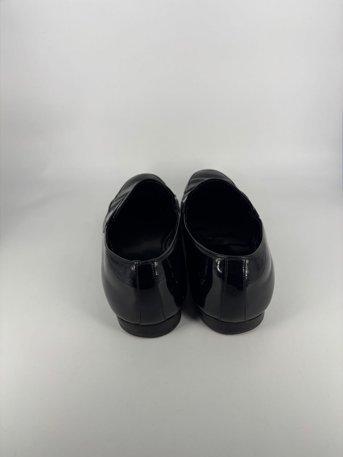 Mocassins Louis Vuitton cuir verni noir à pampilles LV – Pointure 43,5-6