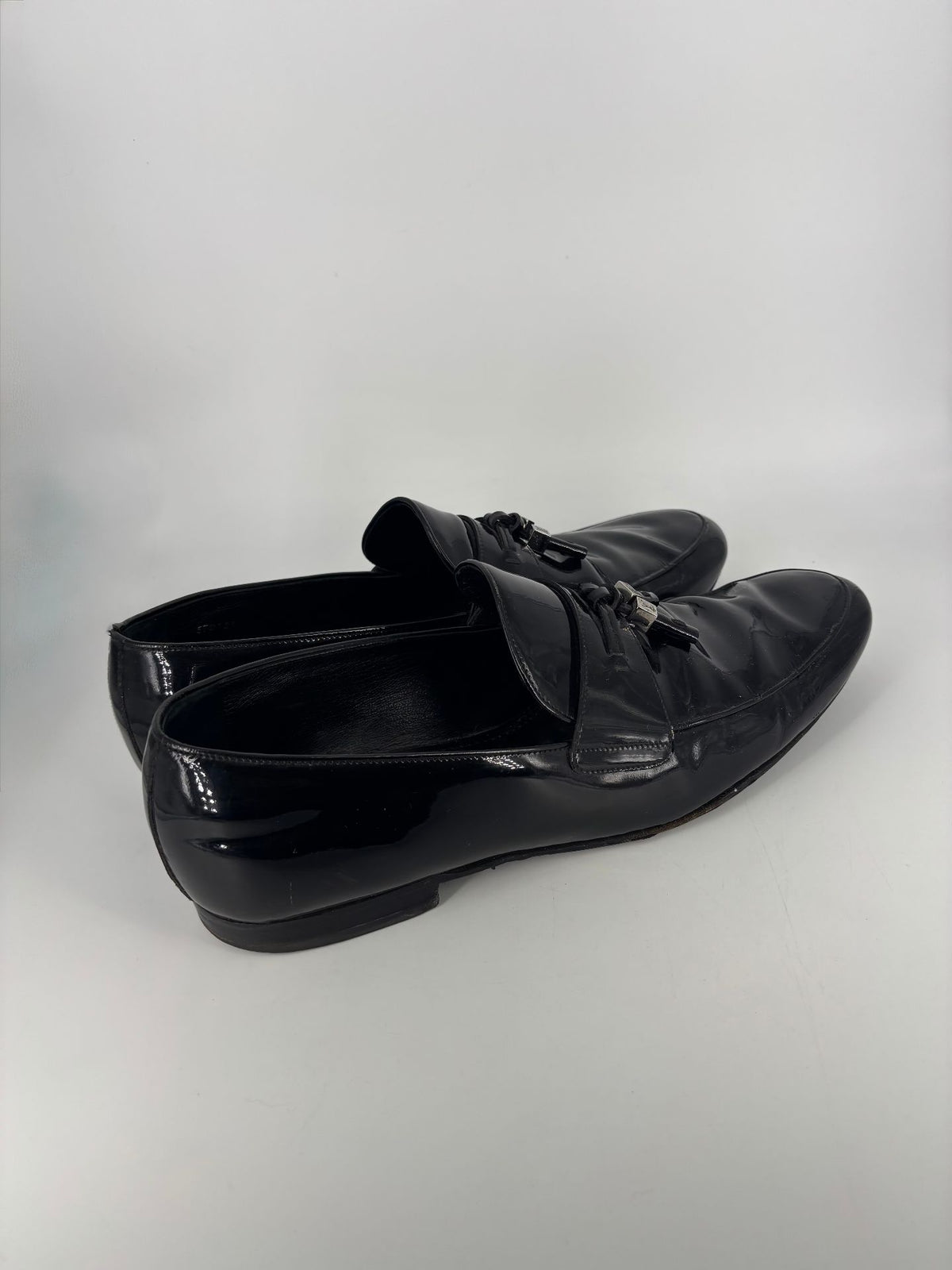 Mocassins Louis Vuitton cuir verni noir à pampilles LV – Pointure 43,5-7
