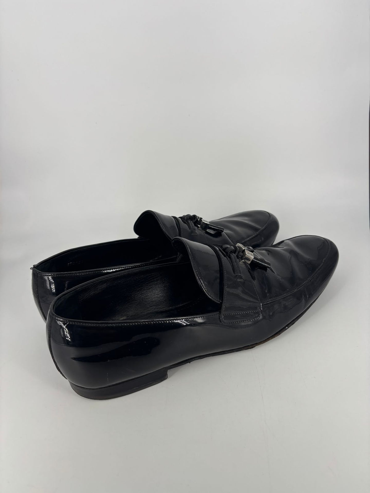 Mocassins Louis Vuitton cuir verni noir à pampilles LV – Pointure 43,5-8