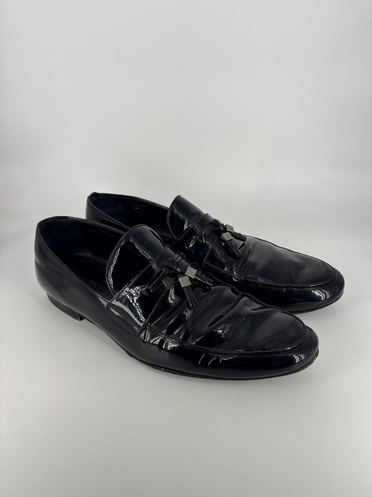 Mocassins Louis Vuitton cuir verni noir à pampilles LV – Pointure 43,5-9