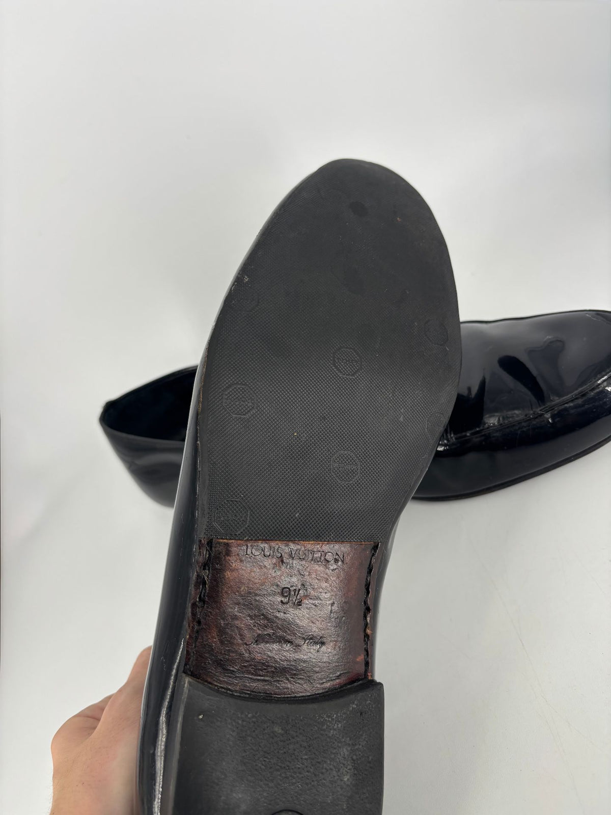 Mocassins Louis Vuitton cuir verni noir à pampilles LV – Pointure 43,5-10