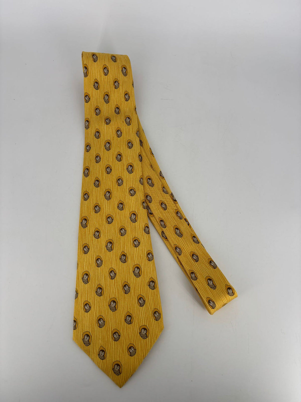 Cravate Hermès en soie jaune à motif chouettes-2