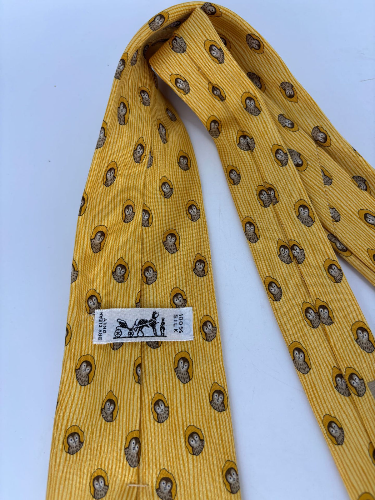 Cravate Hermès en soie jaune à motif chouettes-4
