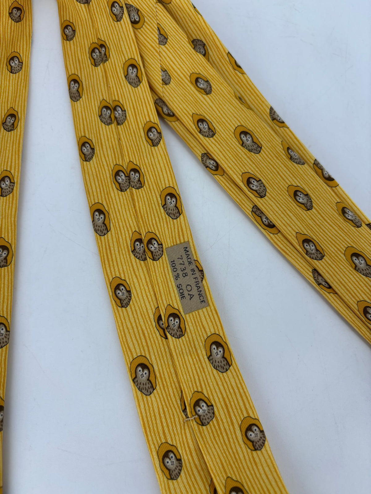 Cravate Hermès en soie jaune à motif chouettes-5
