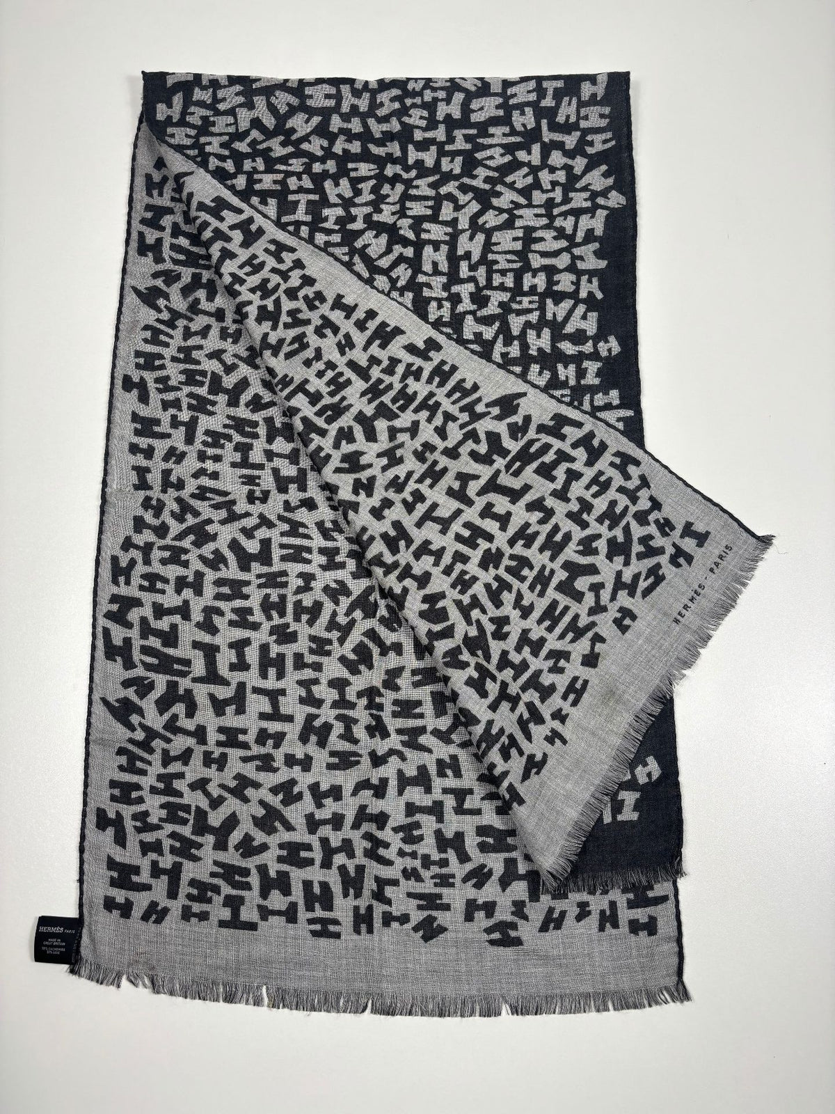 Écharpe Hermès en cachemire et soie réversible motif H – Noir et gris-2