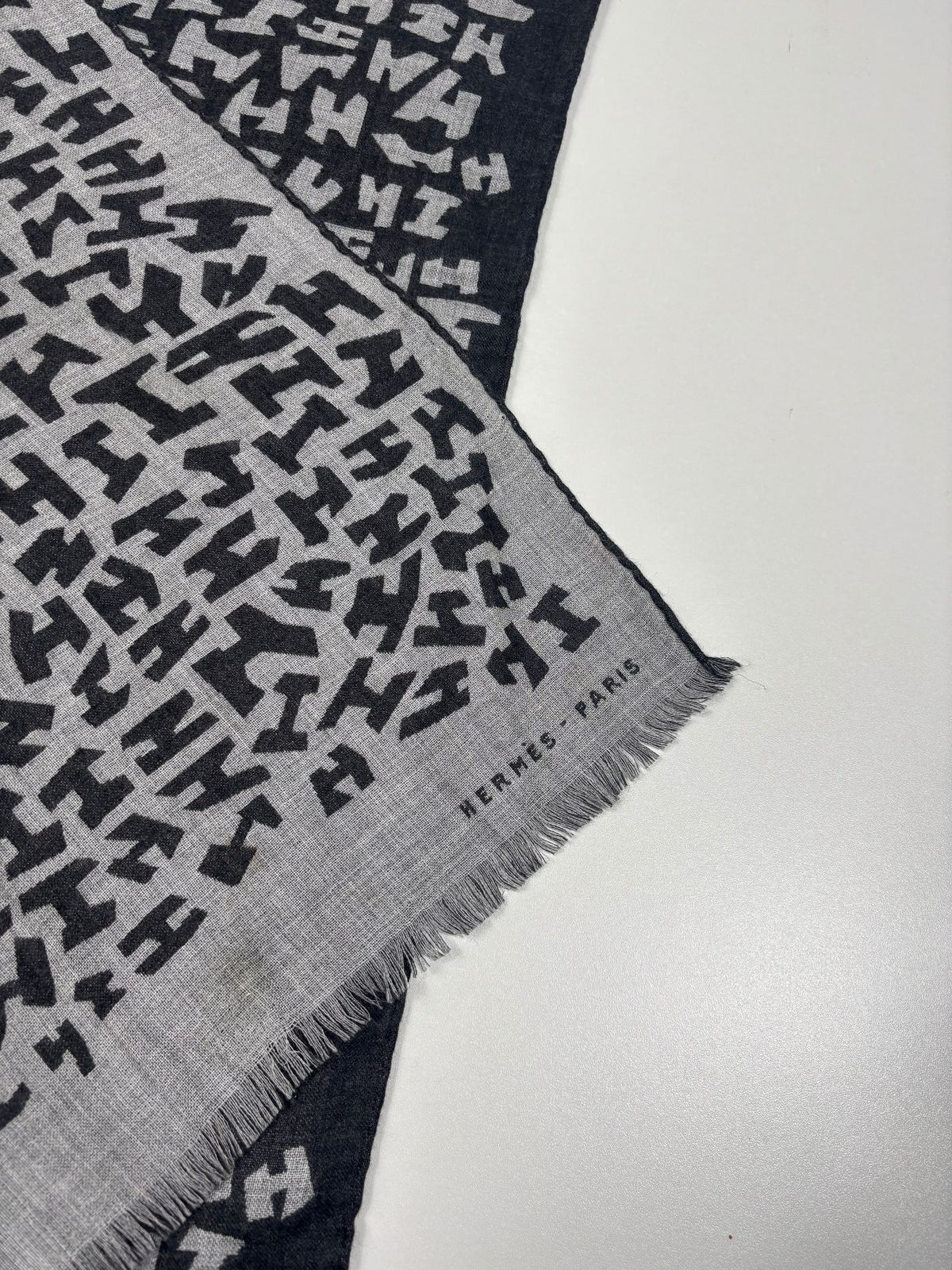 Écharpe Hermès en cachemire et soie réversible motif H – Noir et gris-4