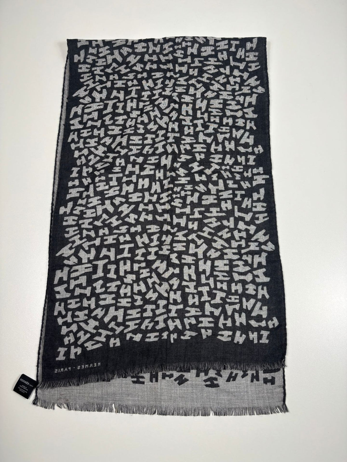Écharpe Hermès en cachemire et soie réversible motif H – Noir et gris-5
