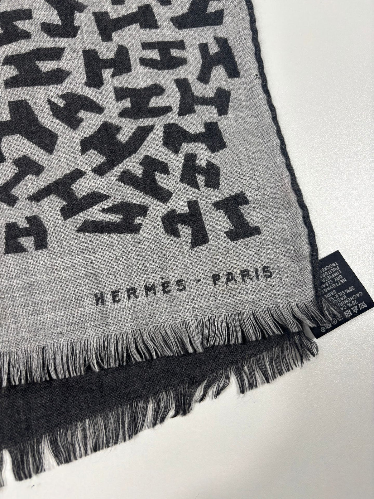 Écharpe Hermès en cachemire et soie réversible motif H – Noir et gris-7