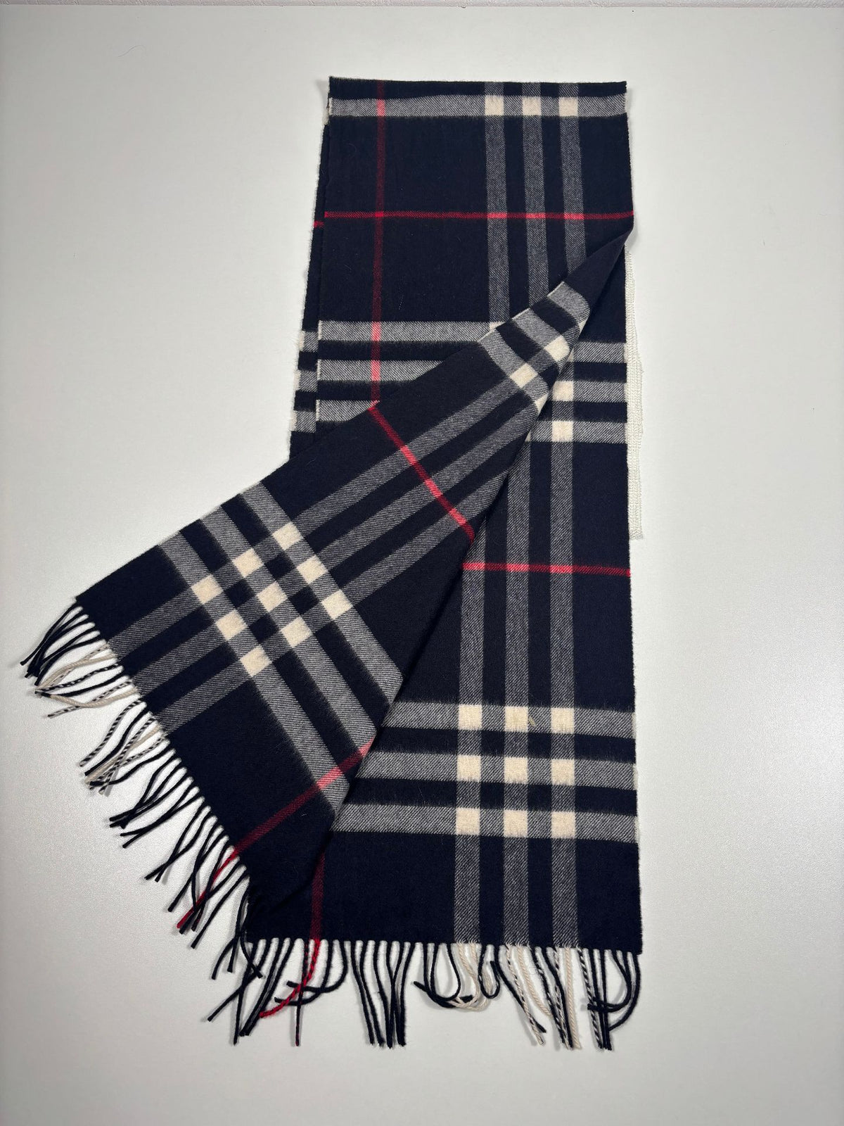 Écharpe Burberry 100 % cachemire check bleu marine – Made in Scotland-2