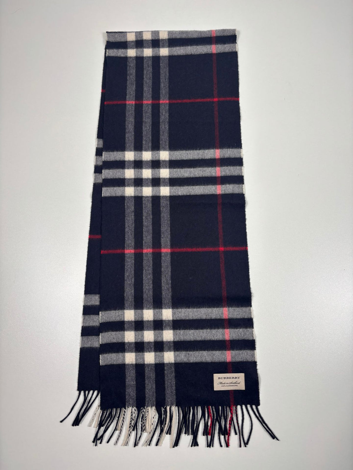 Écharpe Burberry 100 % cachemire check bleu marine – Made in Scotland-3