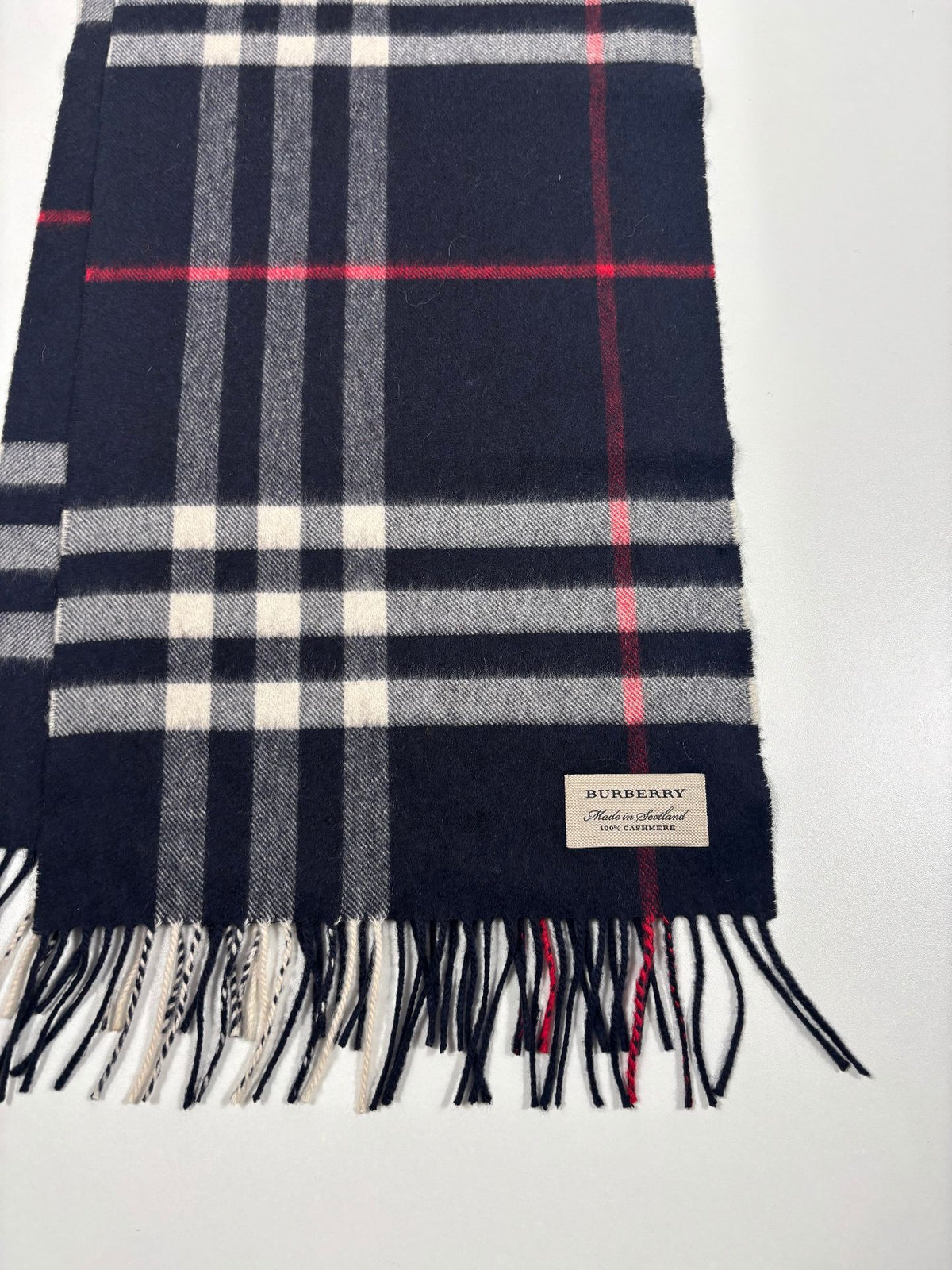 Écharpe Burberry 100 % cachemire check bleu marine – Made in Scotland-4