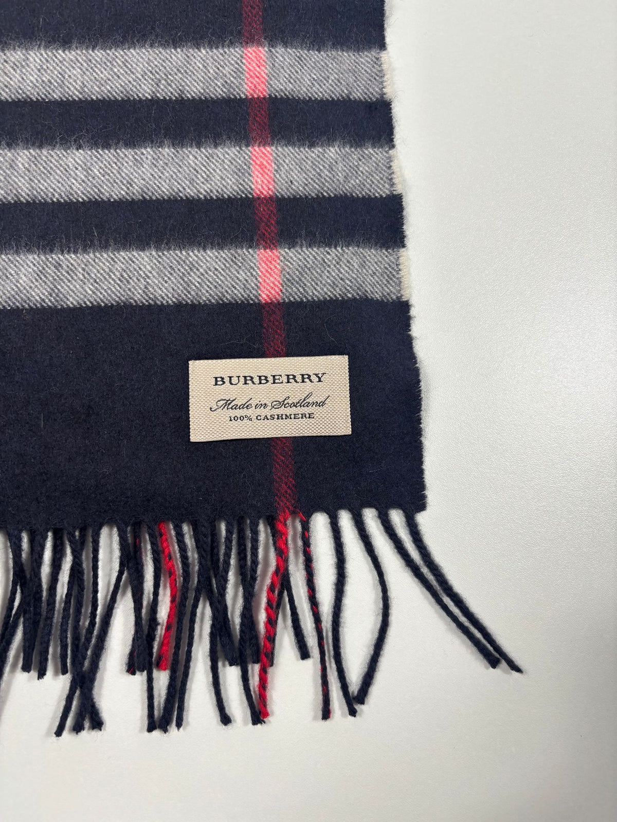 Écharpe Burberry 100 % cachemire check bleu marine – Made in Scotland-5