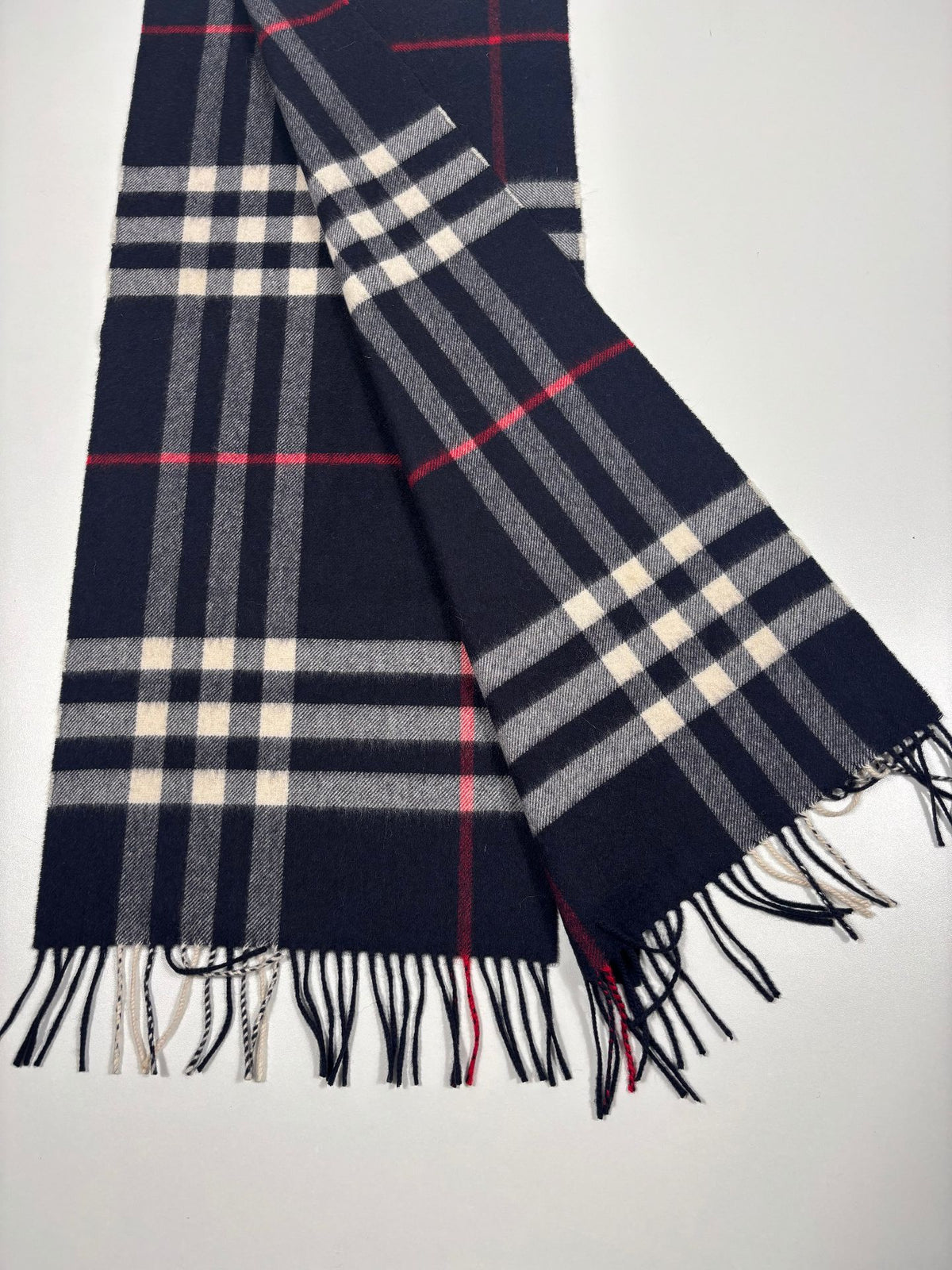 Écharpe Burberry 100 % cachemire check bleu marine – Made in Scotland-6