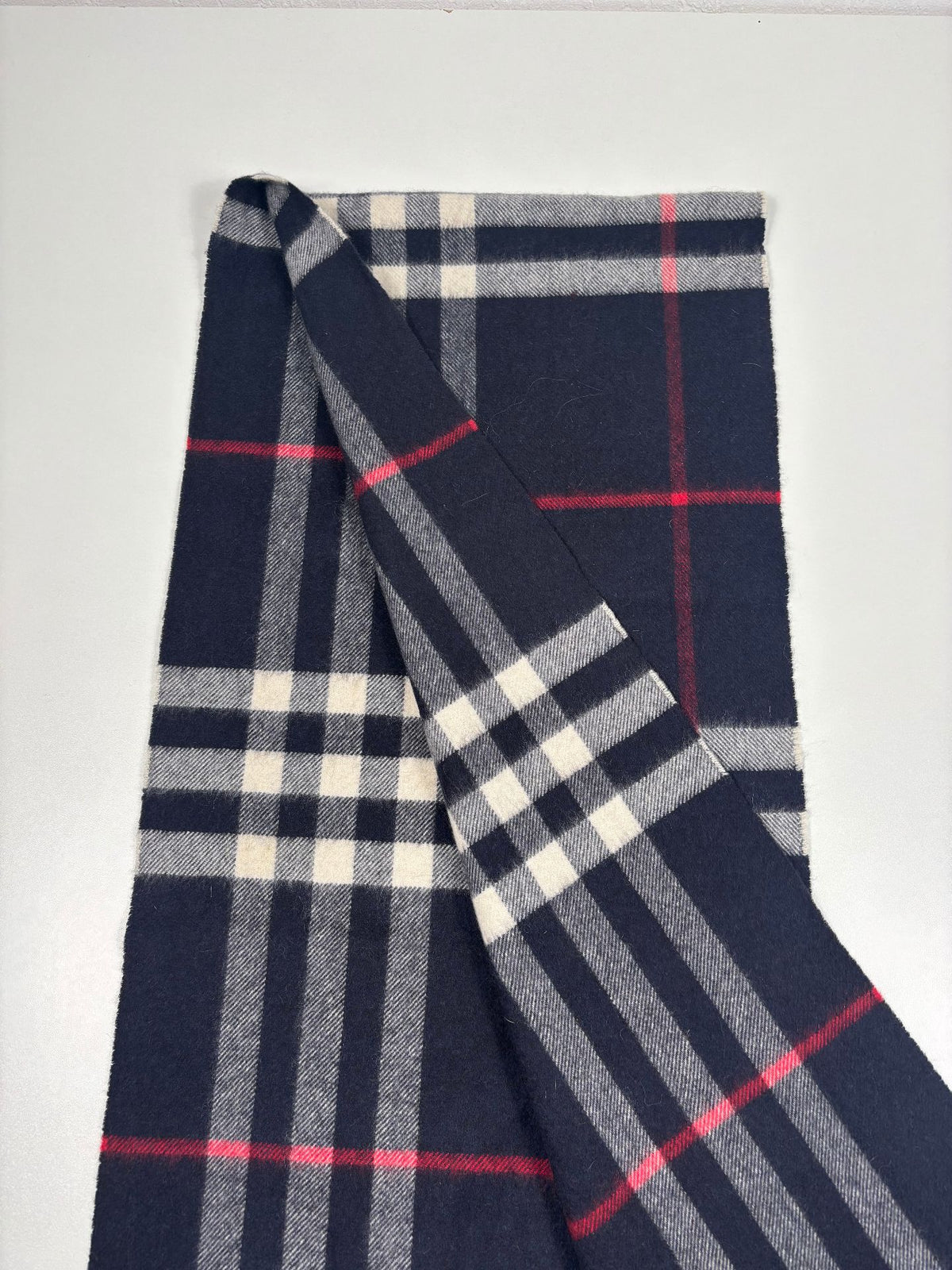 Écharpe Burberry 100 % cachemire check bleu marine – Made in Scotland-7