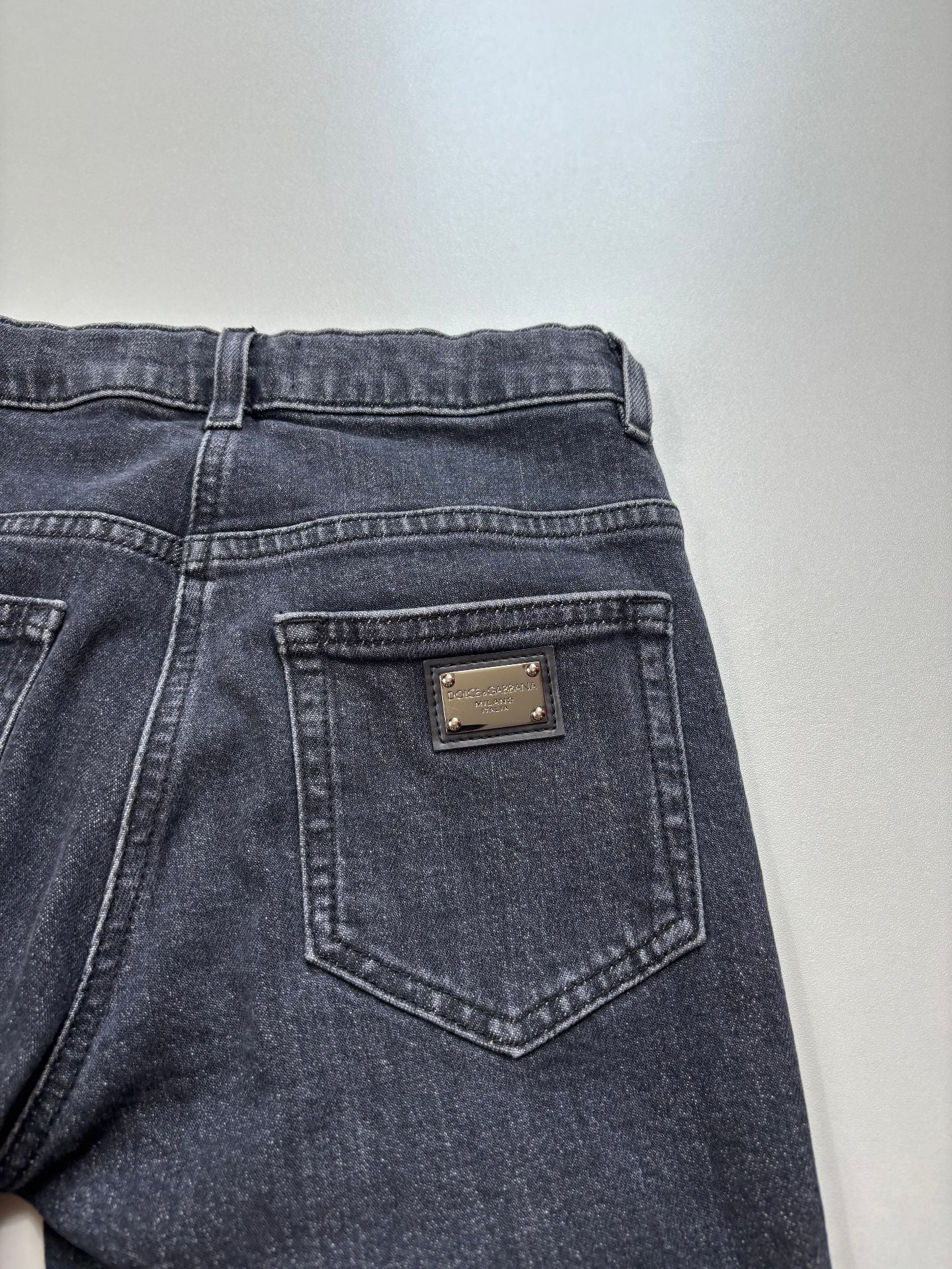 Jean Dolce & Gabbana enfant denim noir délavé plaque logo – Taille 10 ans-6