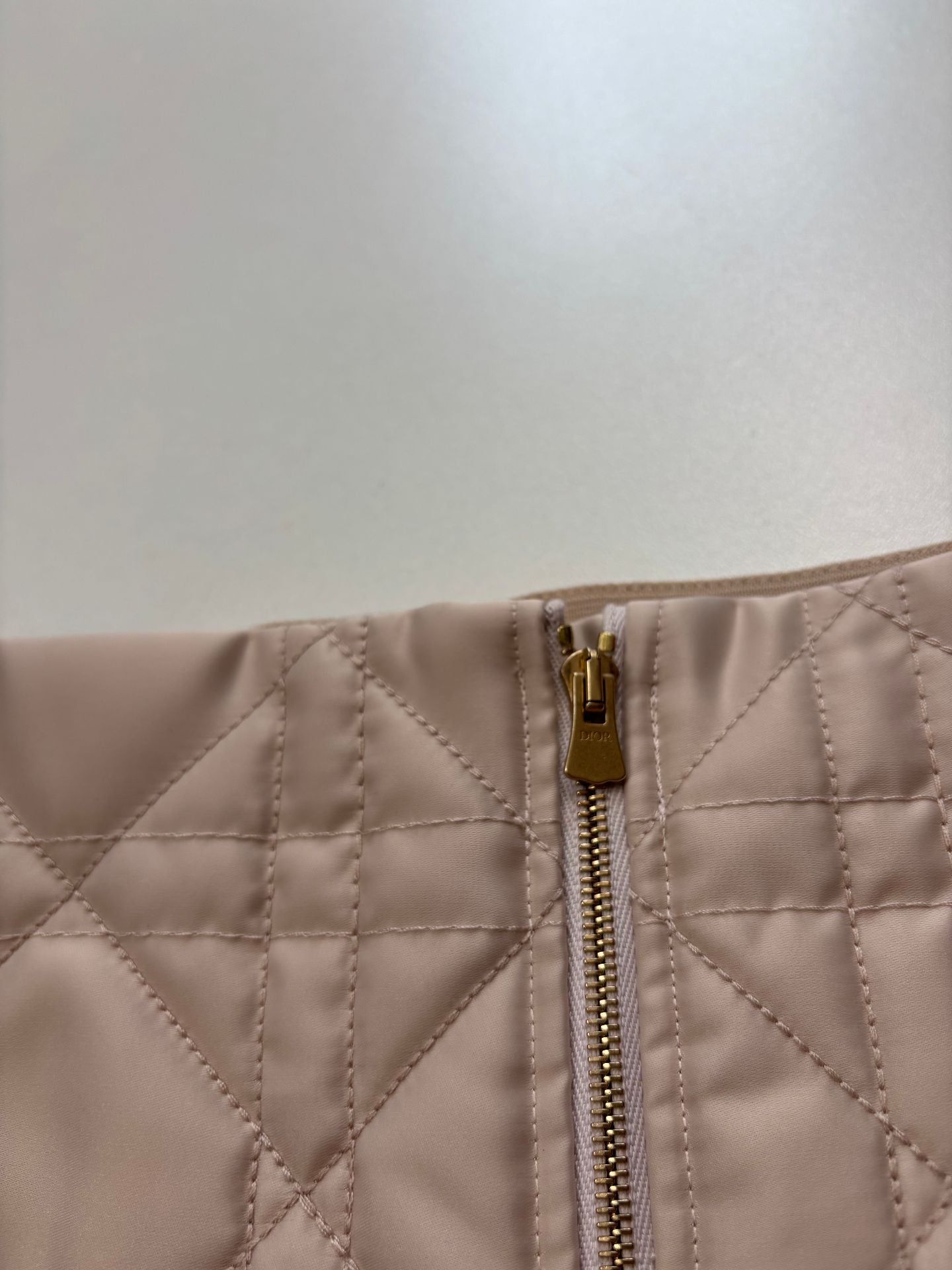 Jupe Dior enfant matelassée Cannage rose poudré zip doré – Taille 10 ans-3