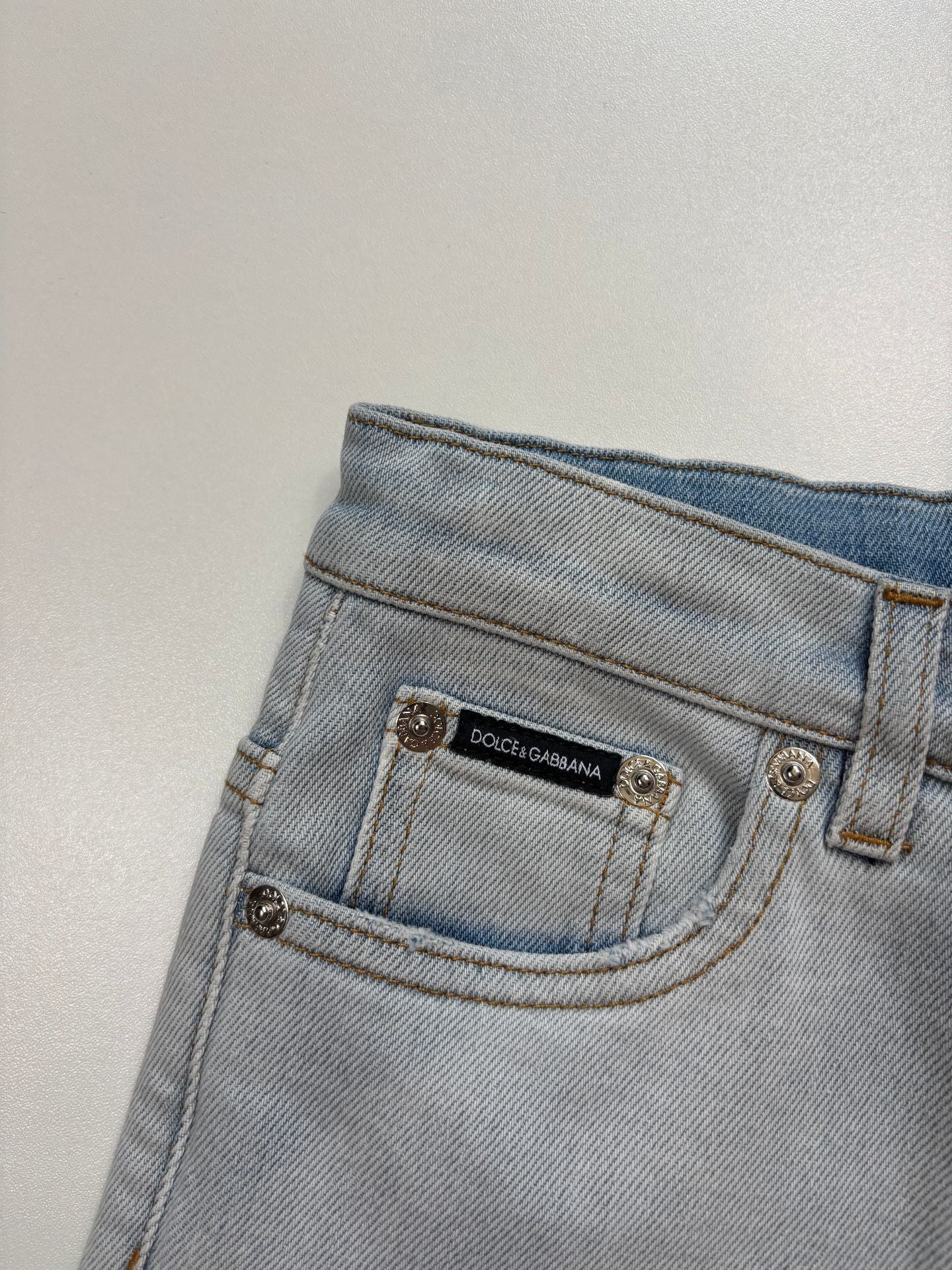 Jean Dolce & Gabbana enfant denim bleu clair délavé plaque logo – Taille 10 ans-3