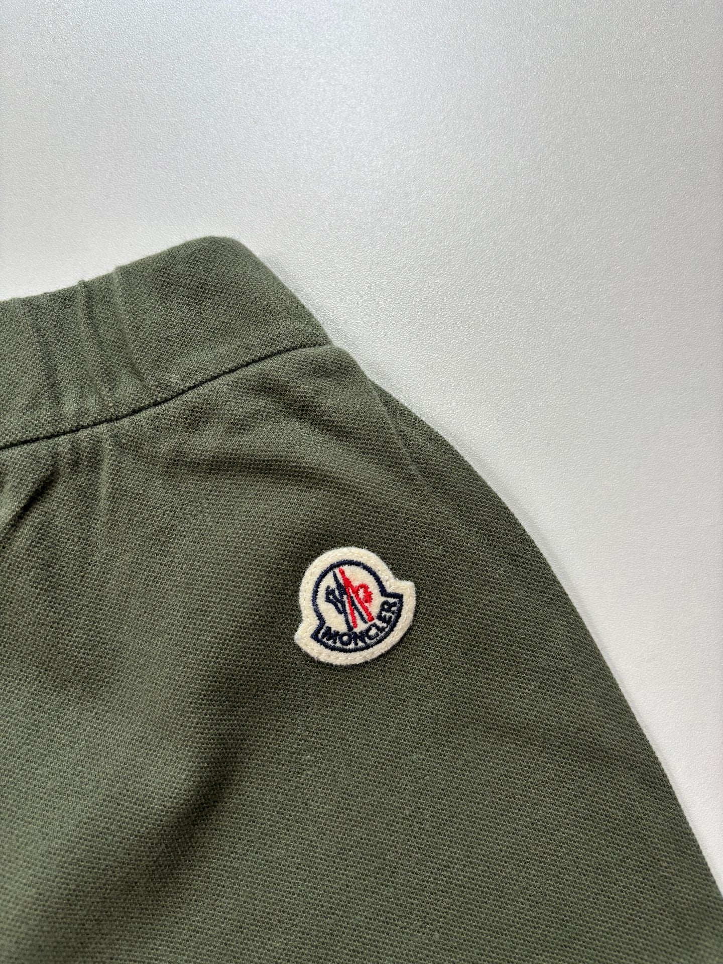 Short Moncler enfant piqué coton vert kaki patch logo – Taille 10 ans-4