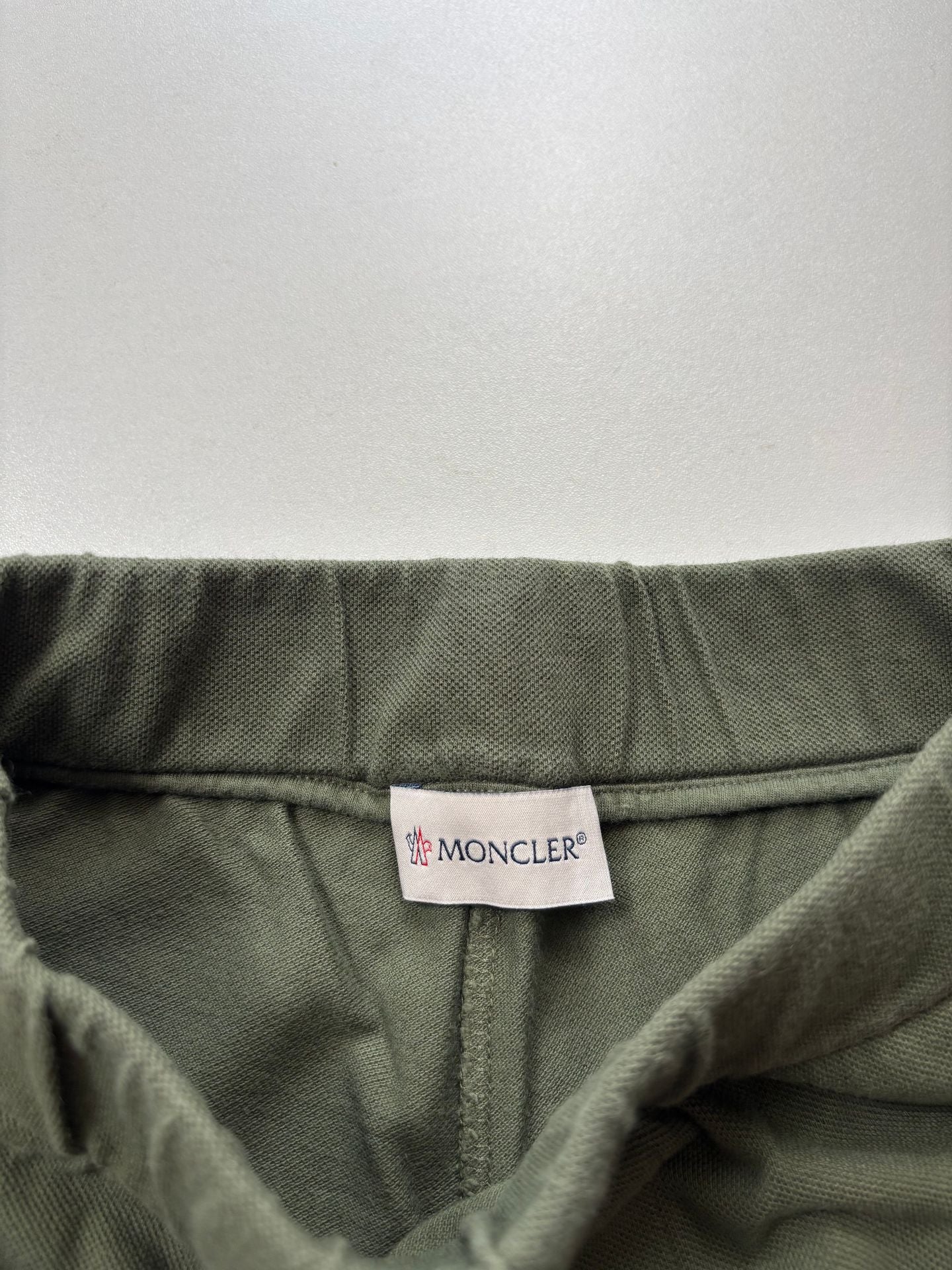 Short Moncler enfant piqué coton vert kaki patch logo – Taille 10 ans-5