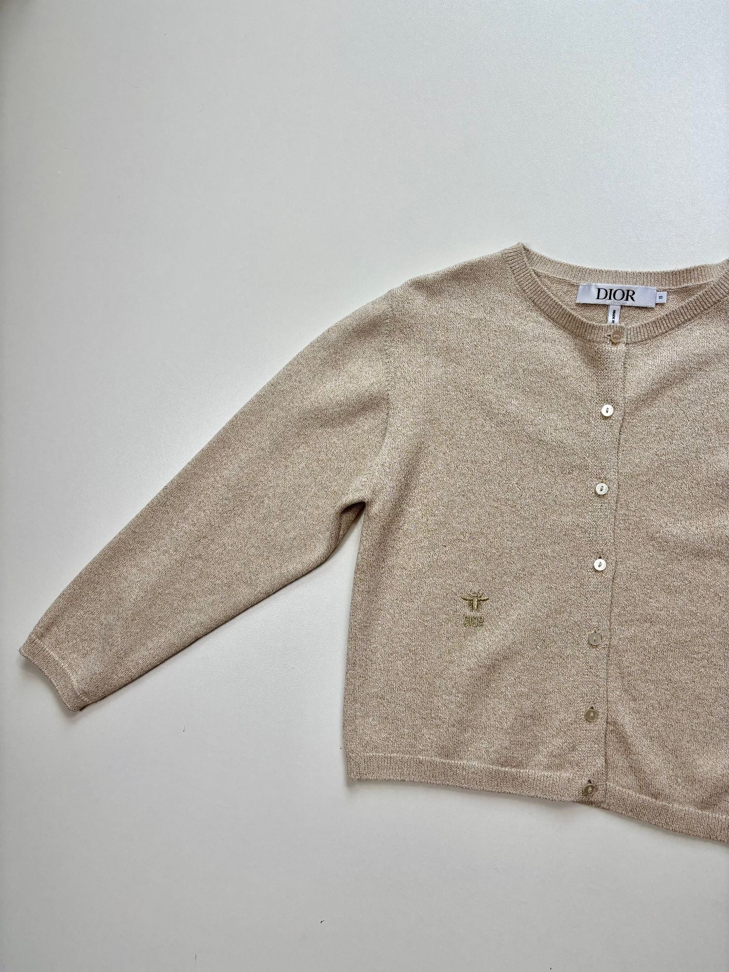 Cardigan Dior enfant coton doré abeille brodée boutons blancs – Taille 10 ans-3