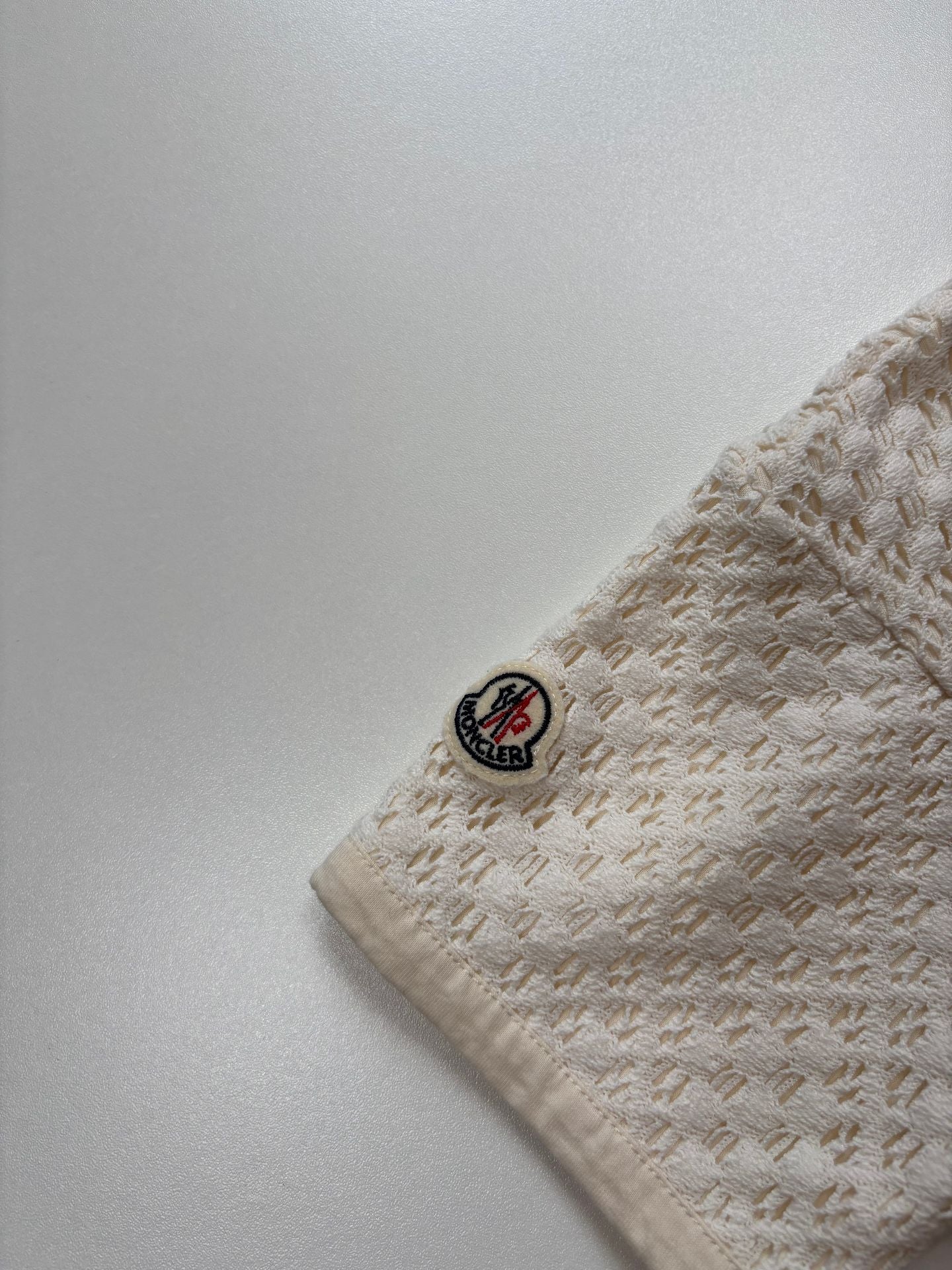 Polo Moncler enfant maille ajourée ivoire col tissé patch logo – Taille 10 ans-7