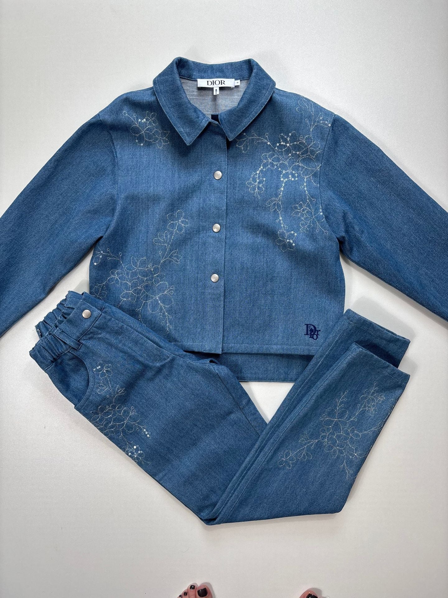 Ensemble jean Dior enfant broderies florales dorées – veste + pantalon – 10 ans-3