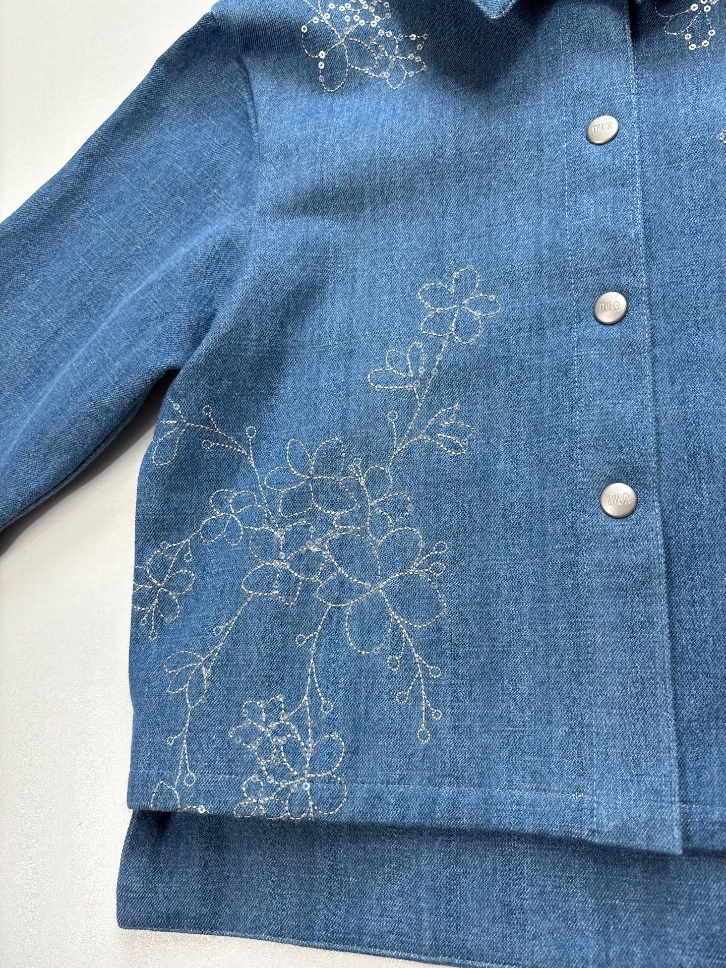 Ensemble jean Dior enfant broderies florales dorées – veste + pantalon – 10 ans-8
