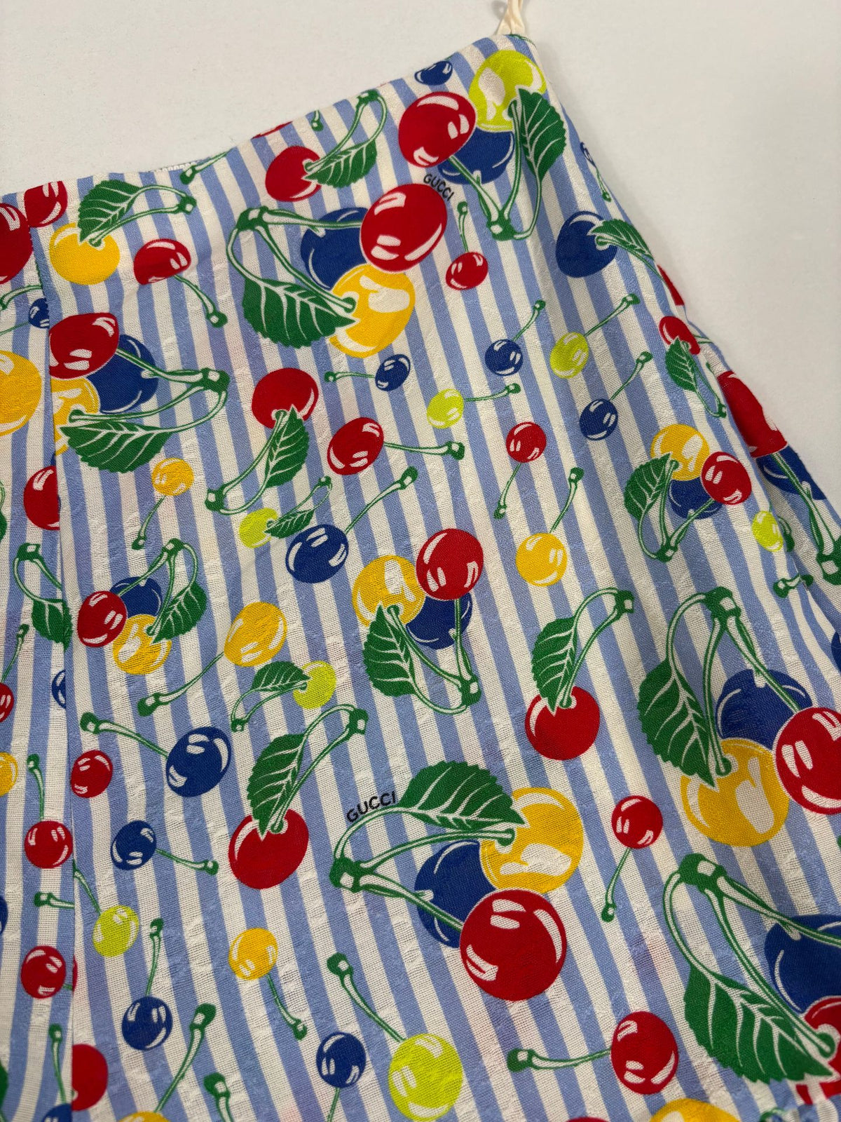 Short Gucci en coton rayé imprimé cerises à volant – Taille 36-3