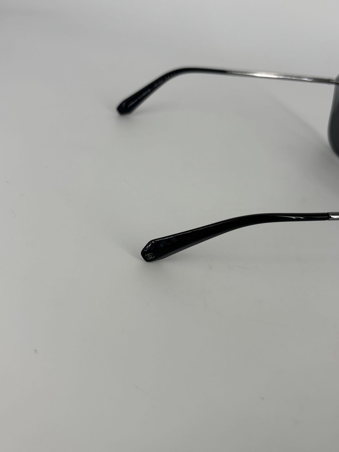 Lunettes de soleil Chanel sans monture métal gunmetal verres miroir gris-7