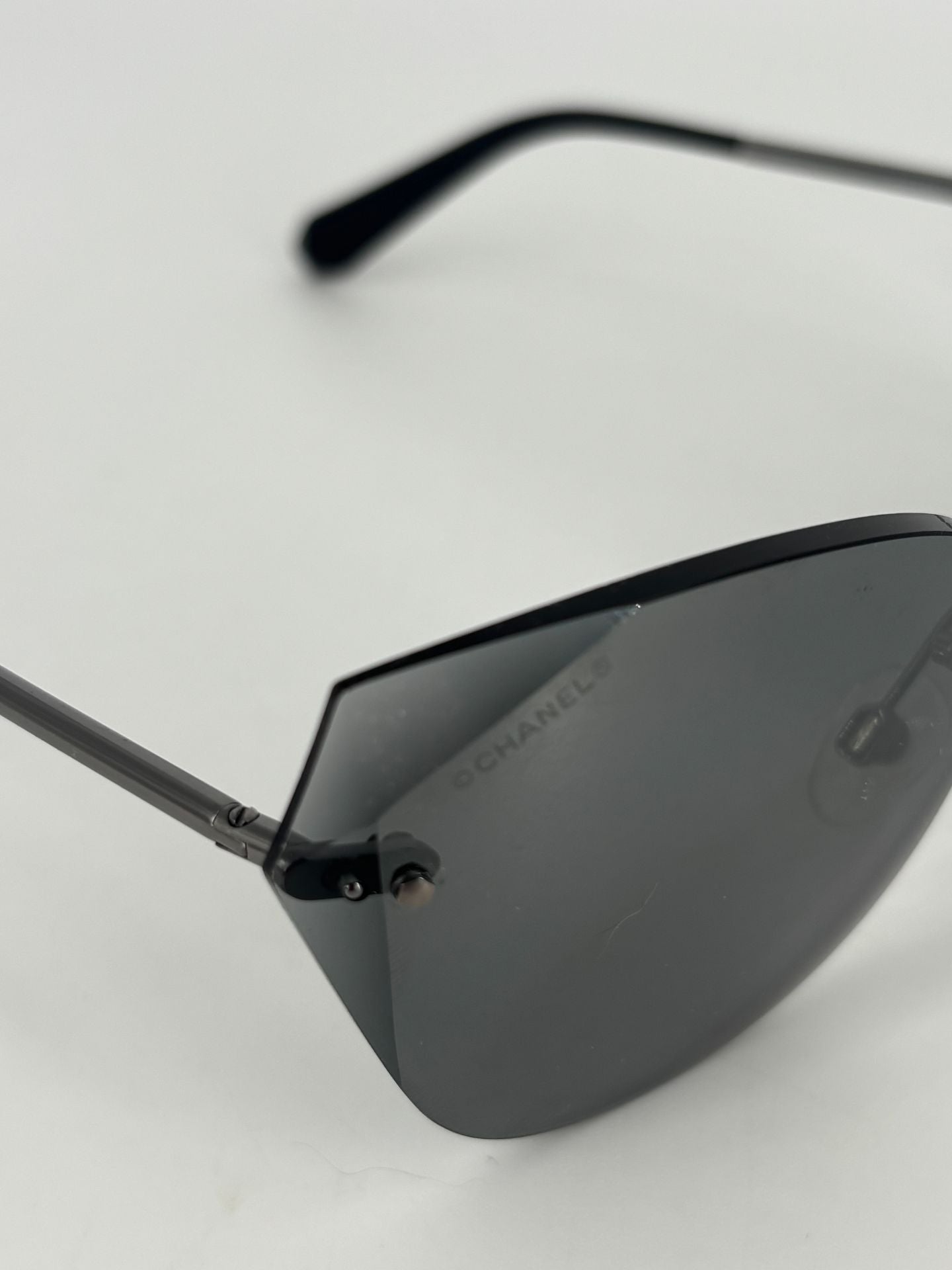 Lunettes de soleil Chanel sans monture métal gunmetal verres miroir gris-8