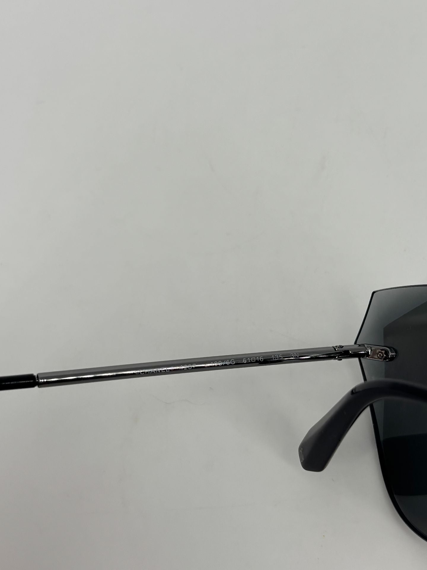 Lunettes de soleil Chanel sans monture métal gunmetal verres miroir gris-9