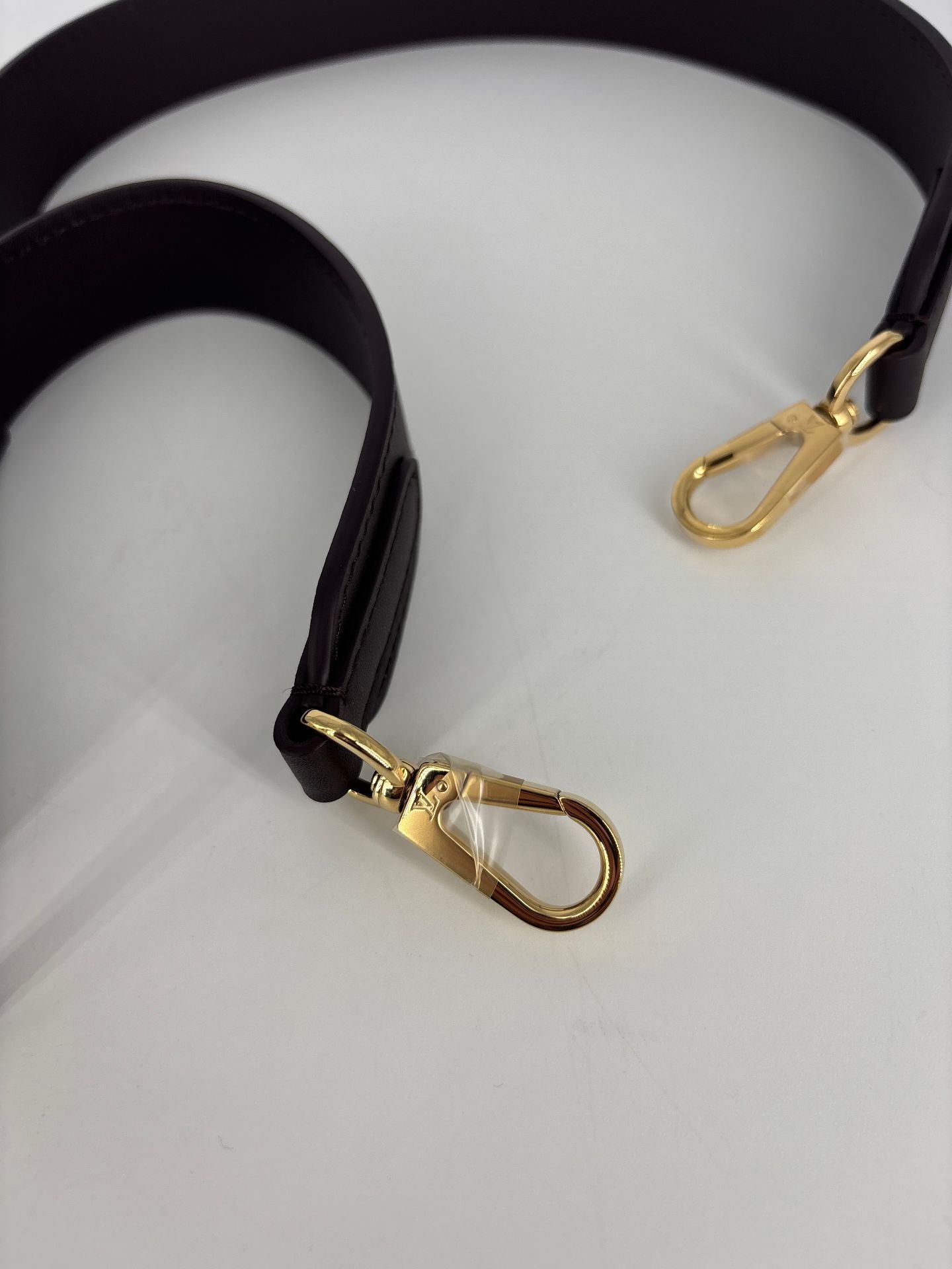 Bandoulière Louis Vuitton cuir noir crochets dorés-5