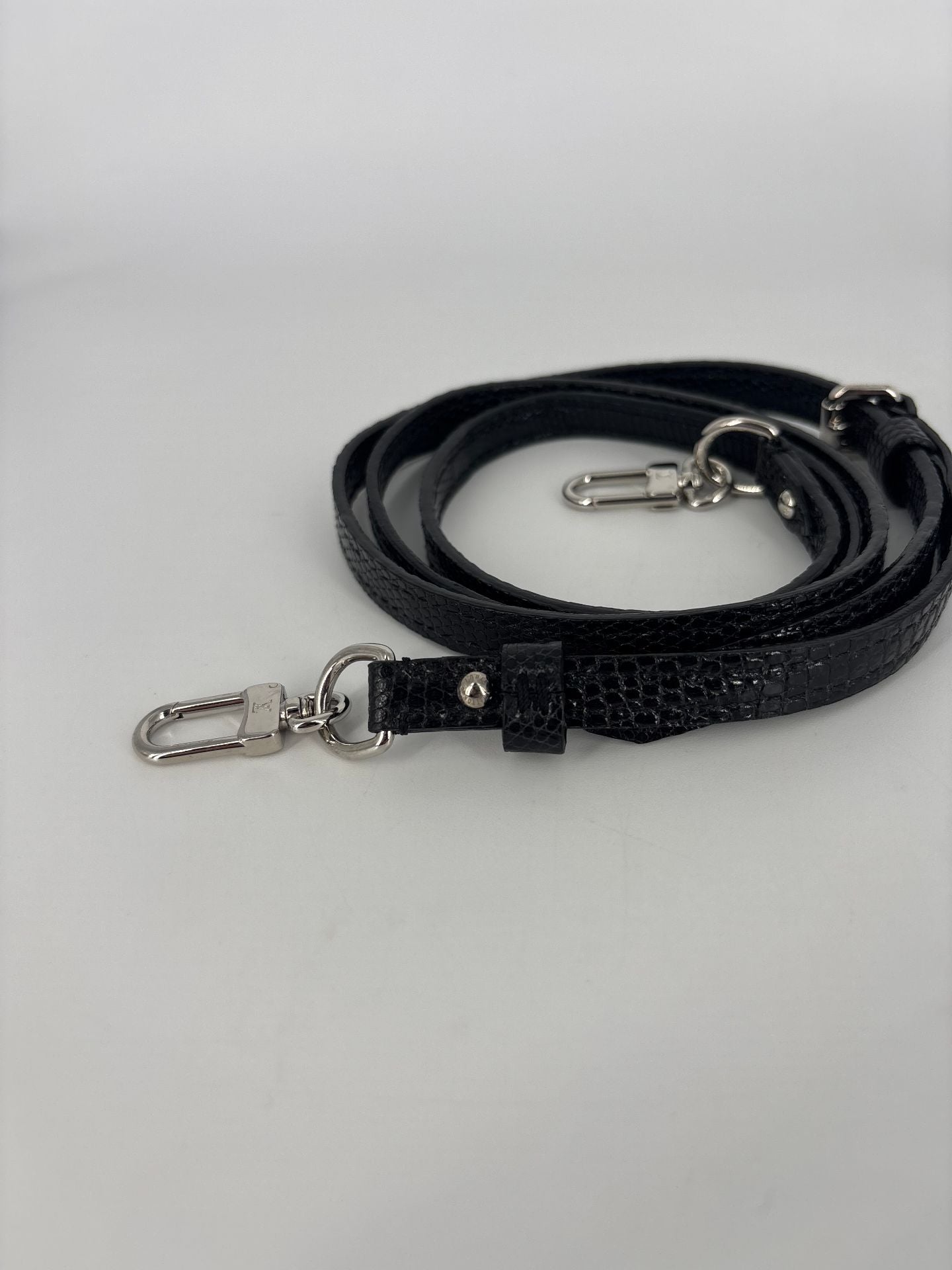 Bandoulière Louis Vuitton cuir noir réglable crochets argentés-2